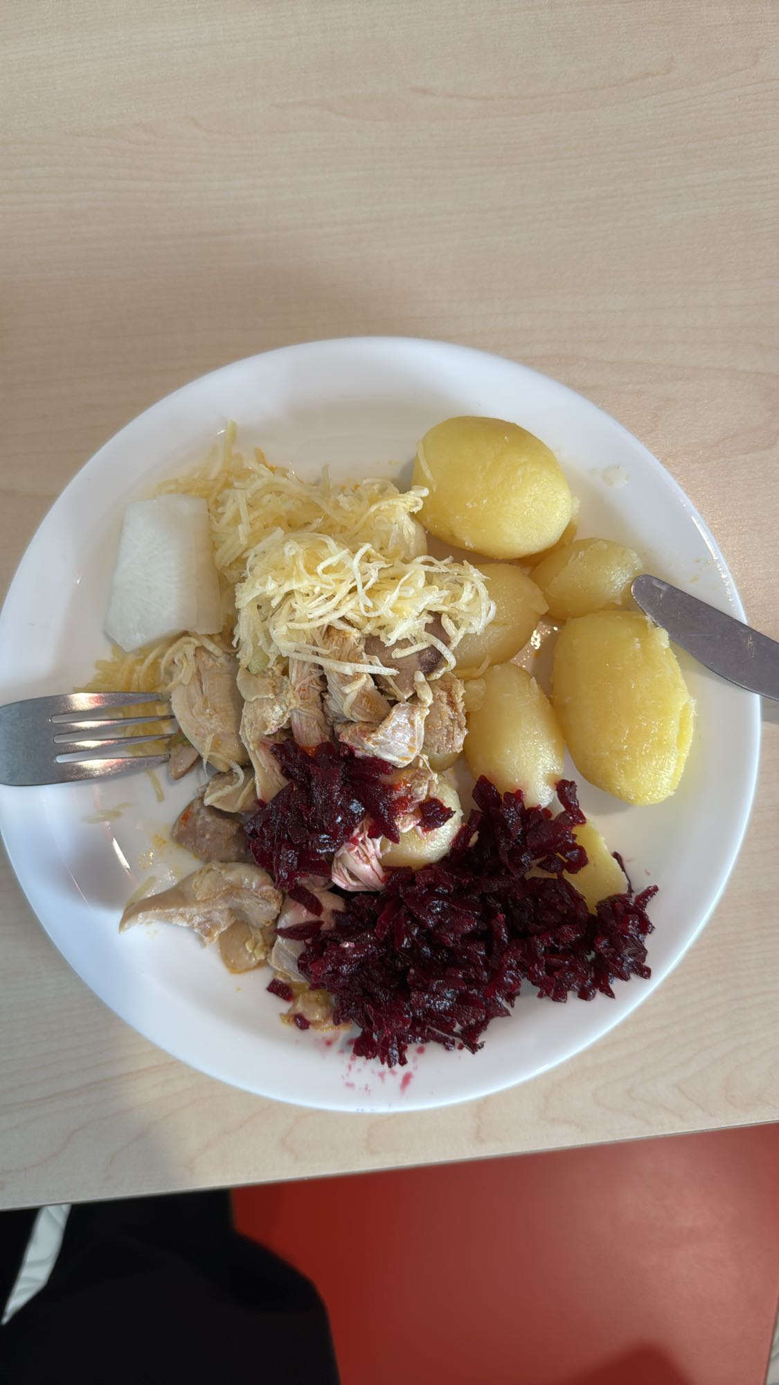 Chicken with potatoes & salad