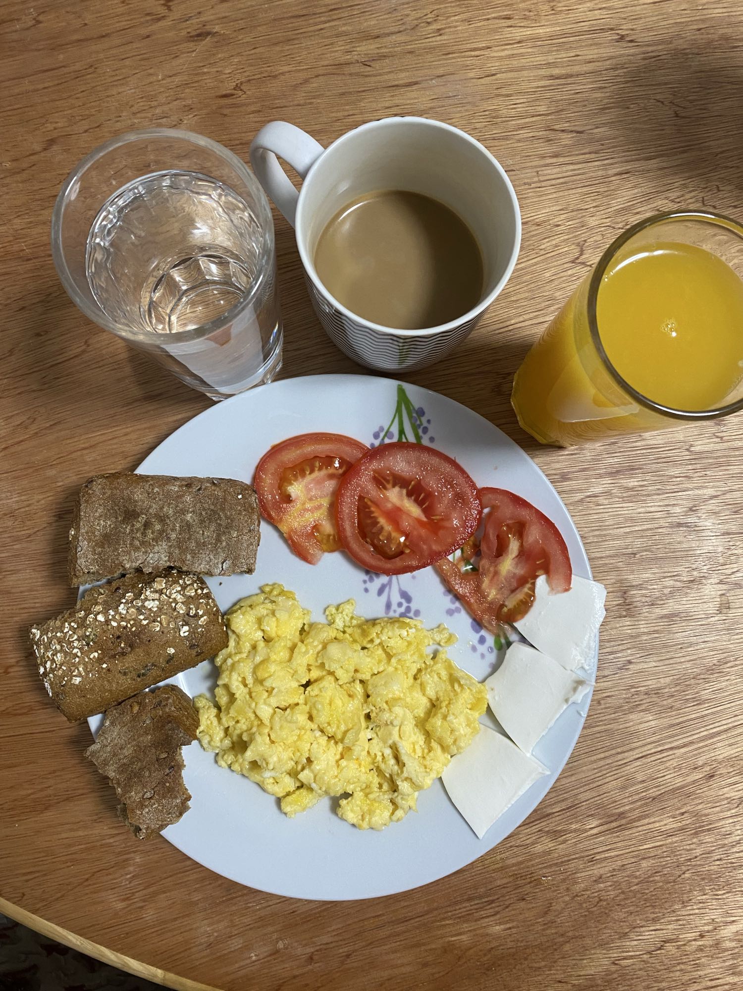 Desayuno con huevos y pan