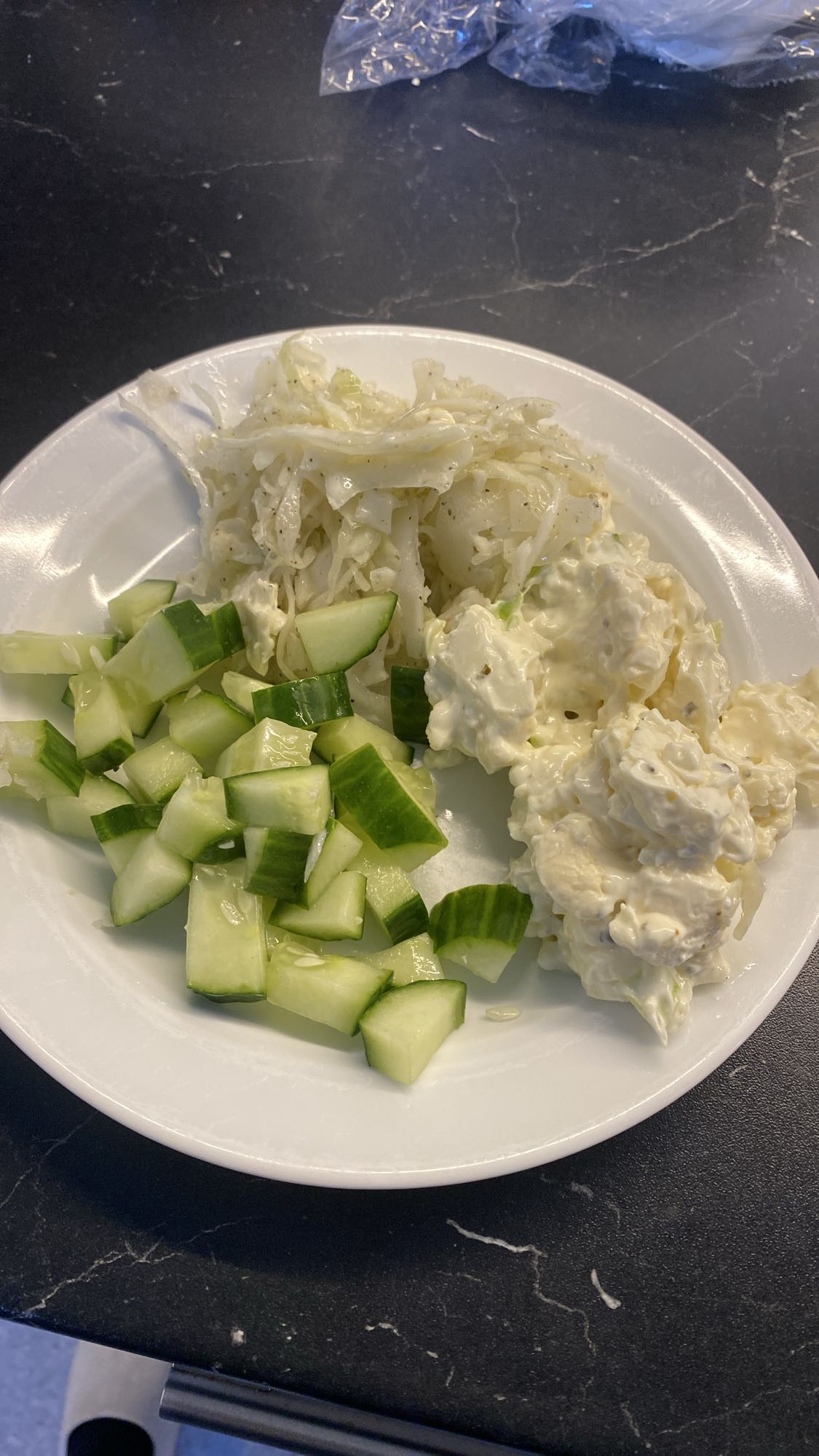 Kål- och gurksallad