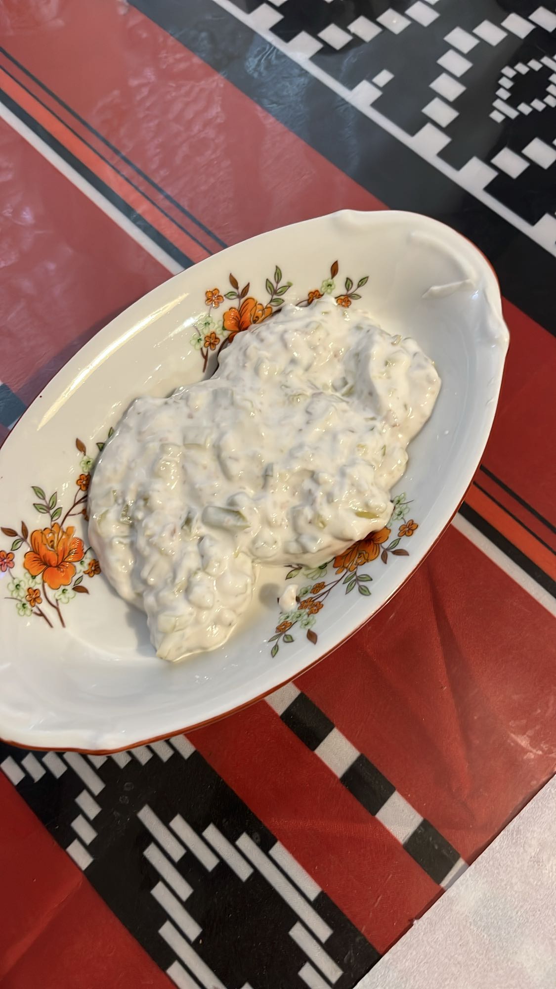 Салата с кисело мляко