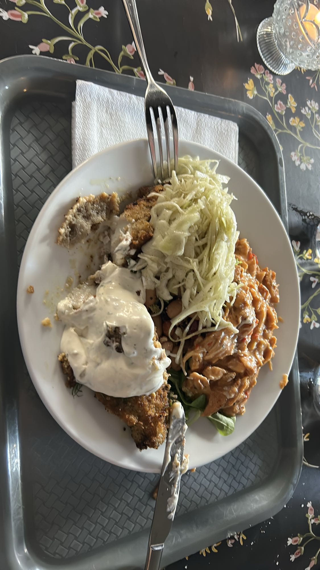 Kyckling med sås och sallad