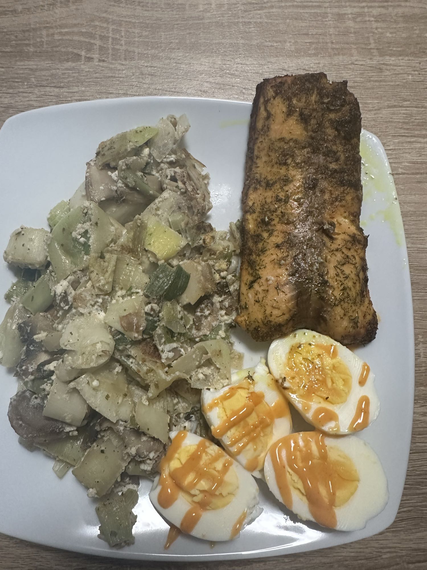 Saumon, œufs et légumes