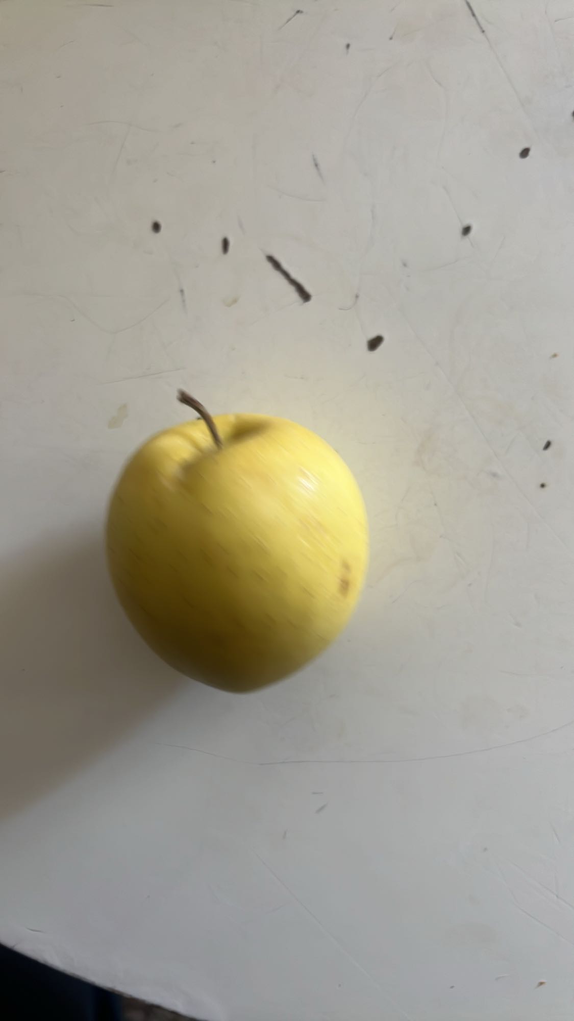 Pomme jaune entière