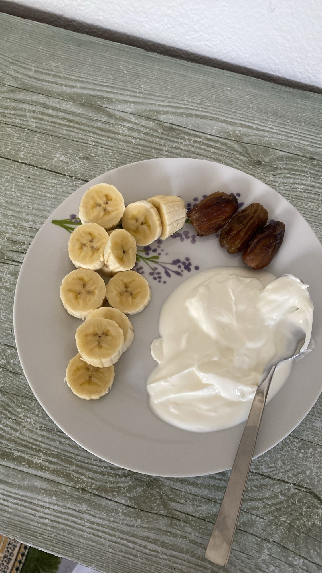 Plátano con yogur y dátiles