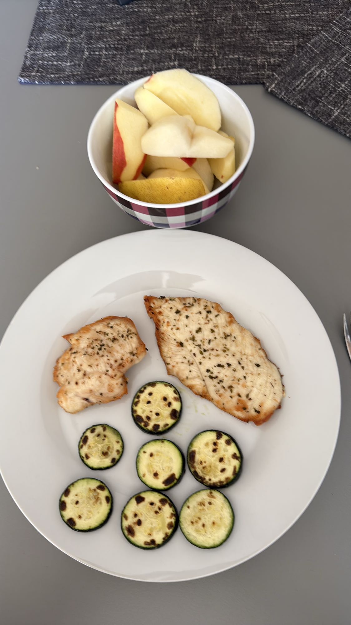 Piept de pui cu dovlecel și fructe