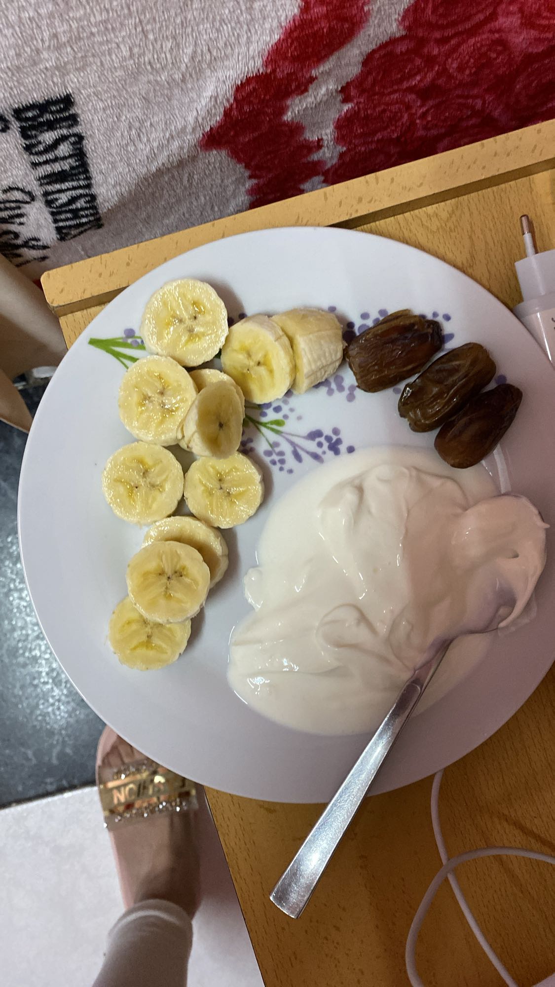 Plato de yogur, plátano y dátiles