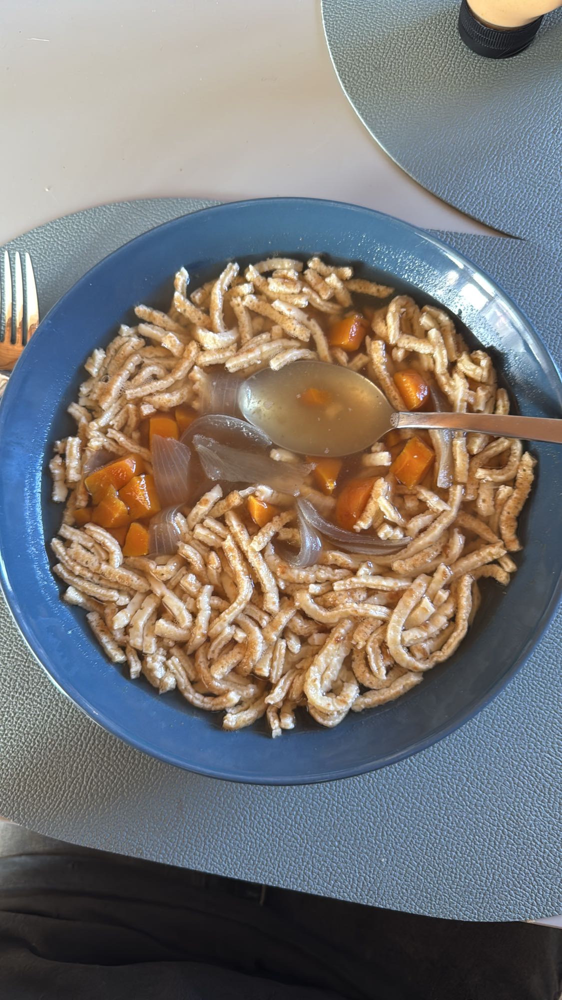 Suppe mit Spätzle und Gemüse