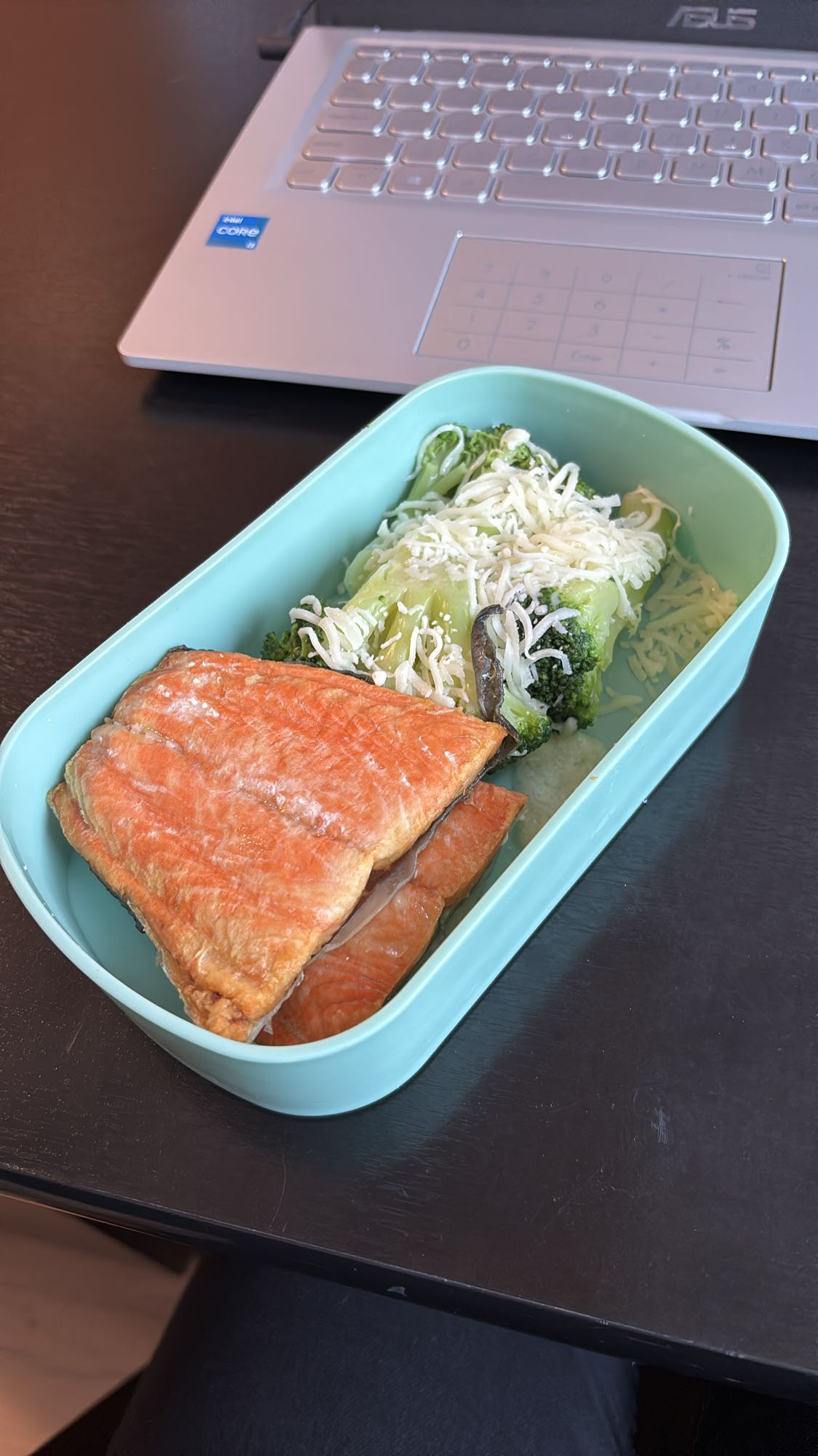 Somon cu broccoli și brânză