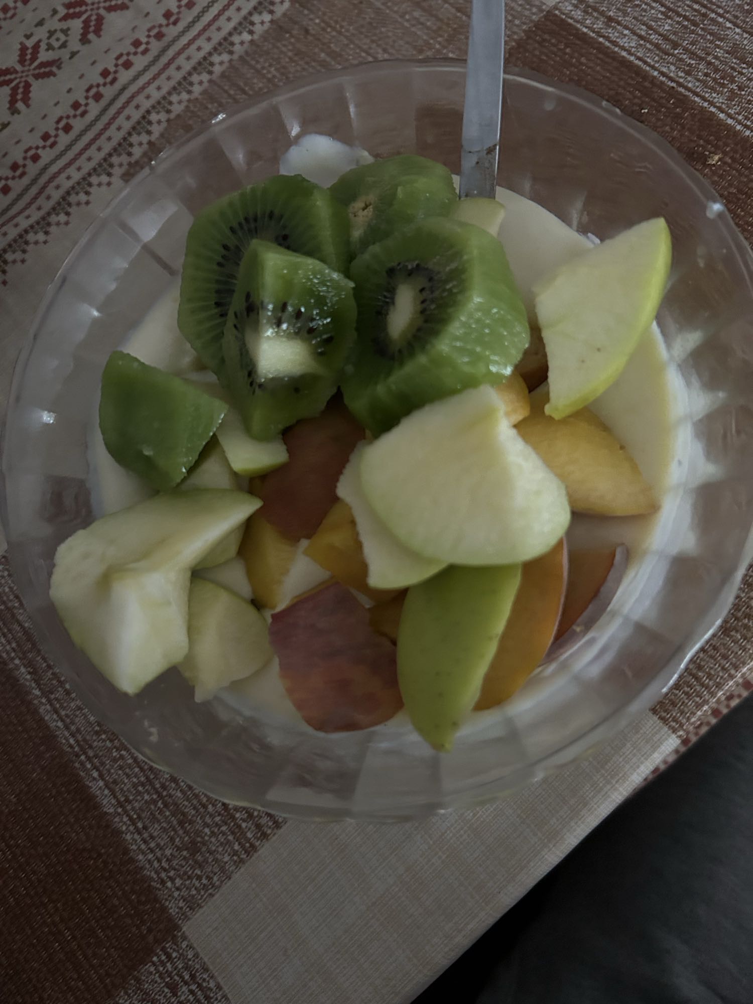 Iaurt cu proteine și fructe