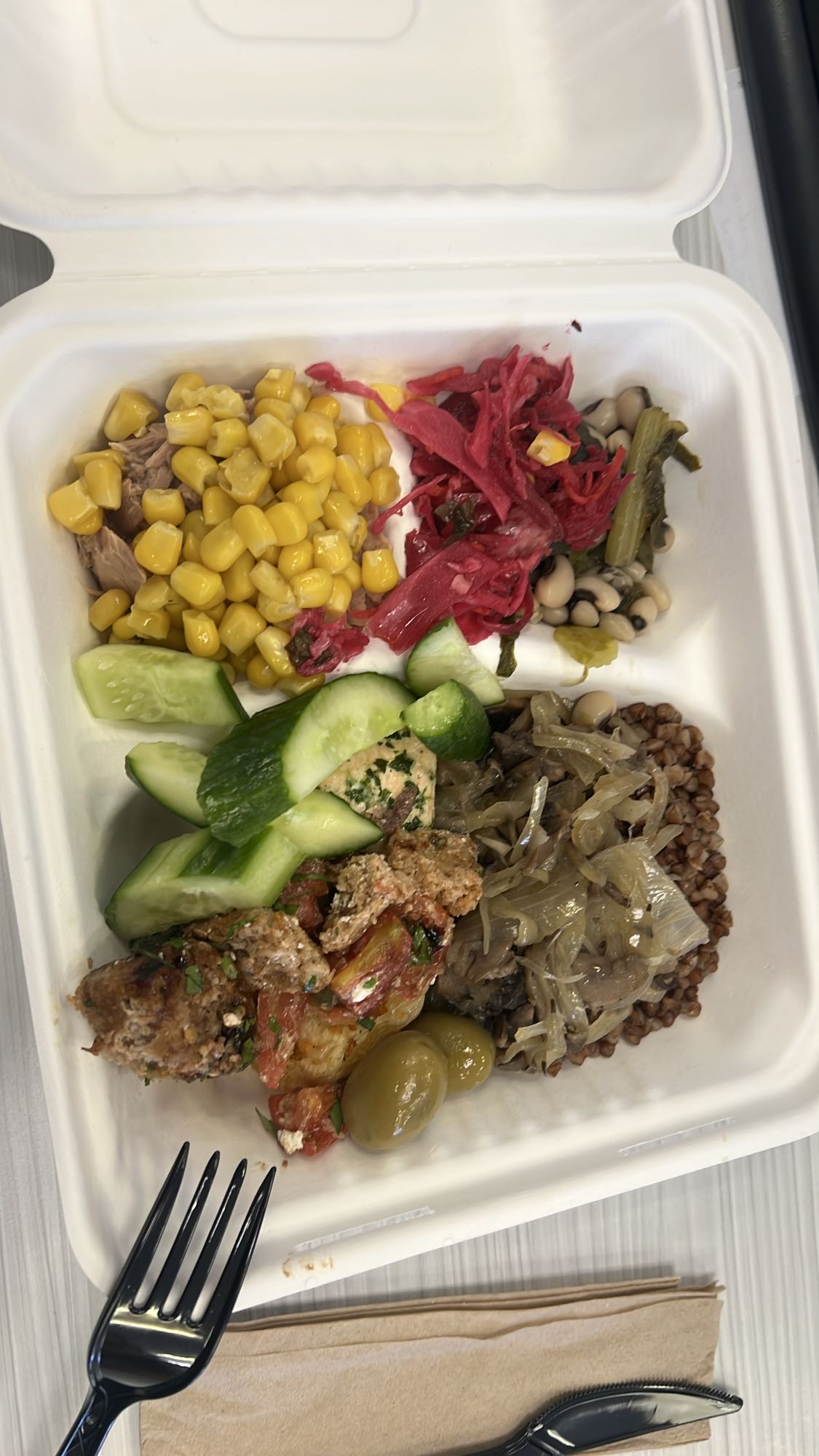 обед с гречкой и овощами