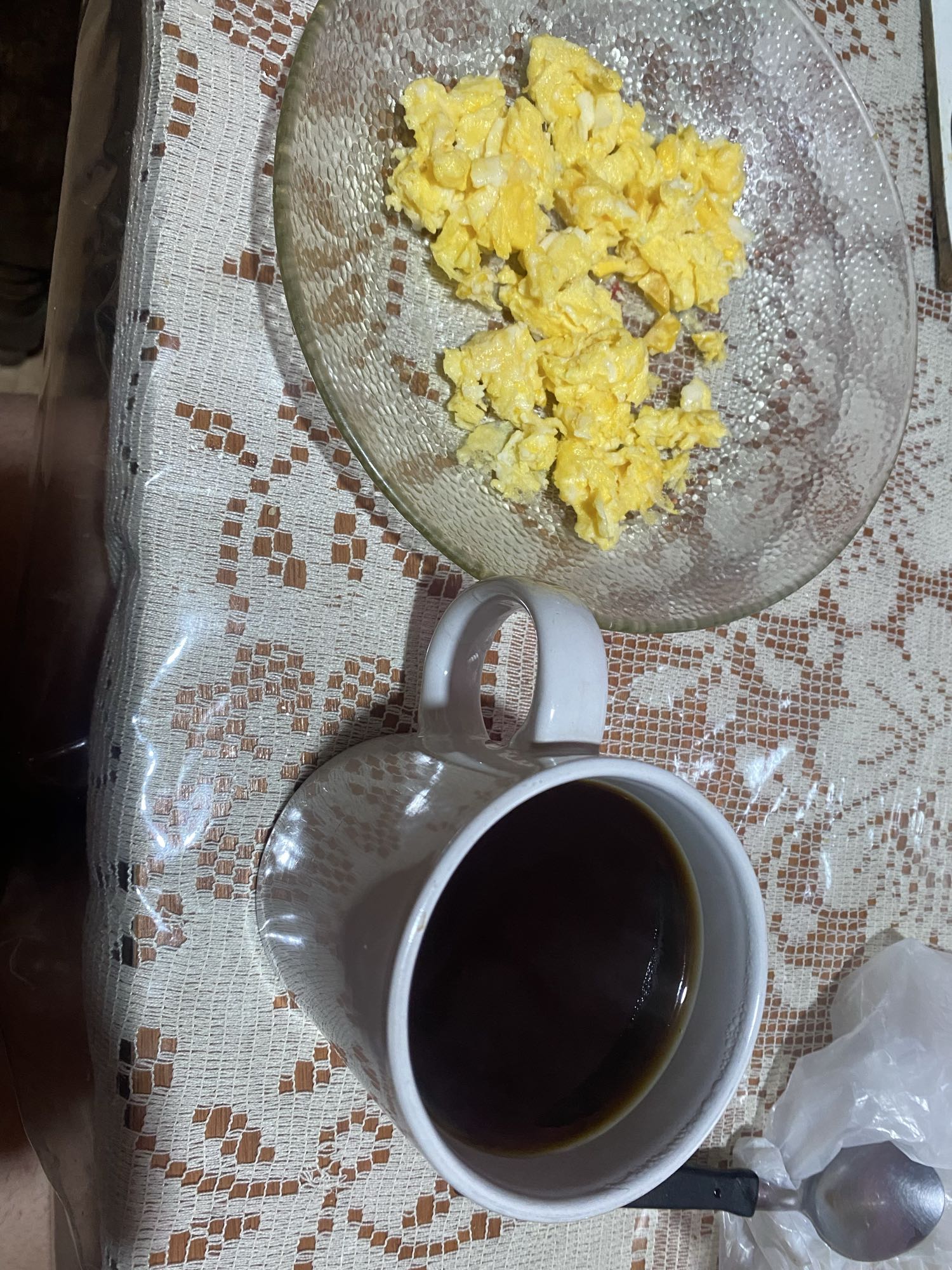 Huevos revueltos y café