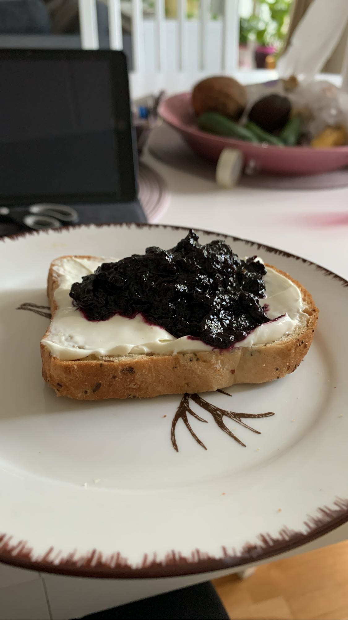 Tost z serkiem i jagodami