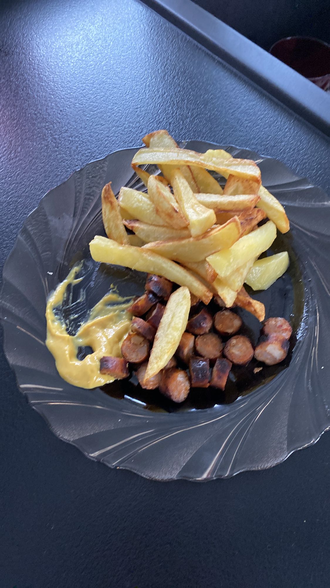 Cârnați cu cartofi prăjiți