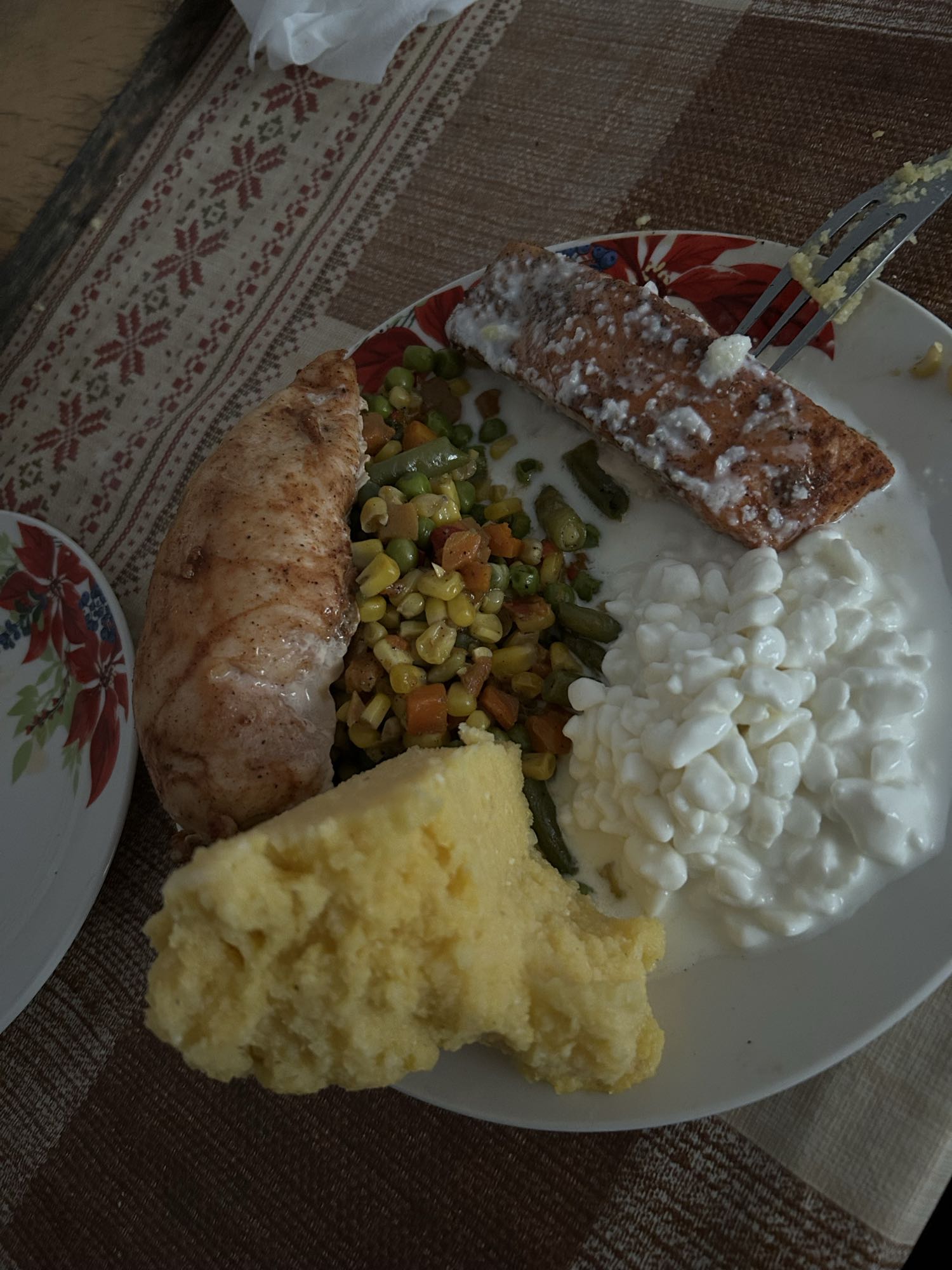 Somon și piept de pui cu legume, brânză light, mămăliguță și mujdei