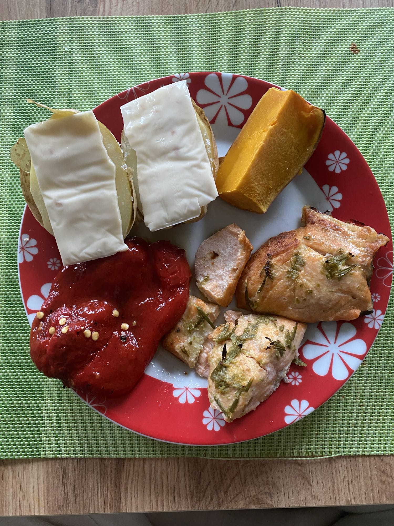 Somon la cuptor cu legume