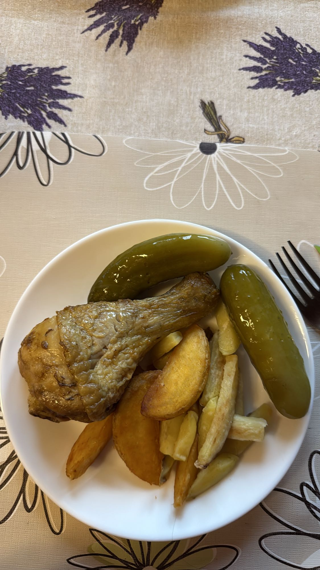 Pui cu cartofi și castraveți