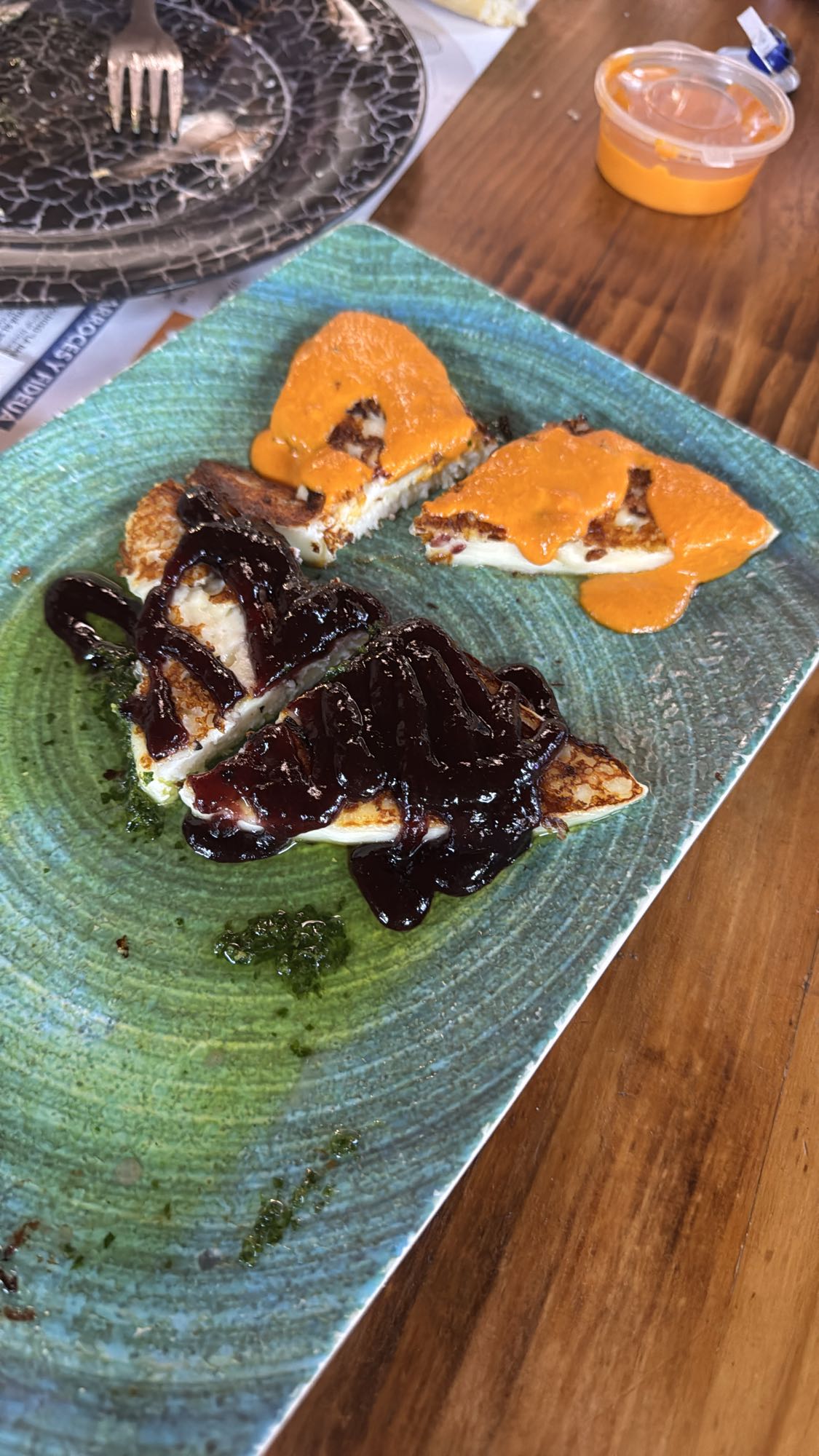 Queso a la plancha con salsas