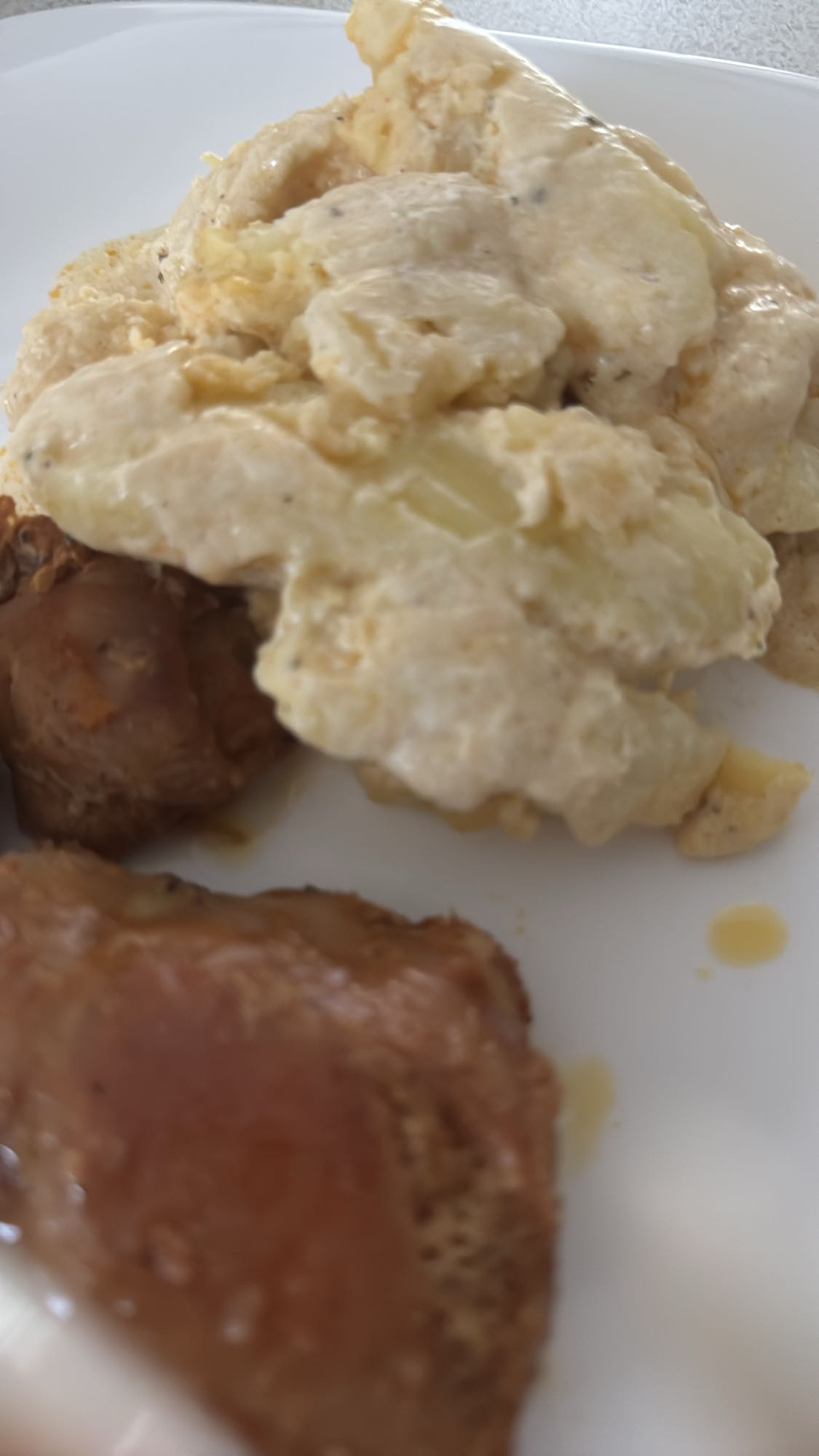 Cartofi gratinati cu pui