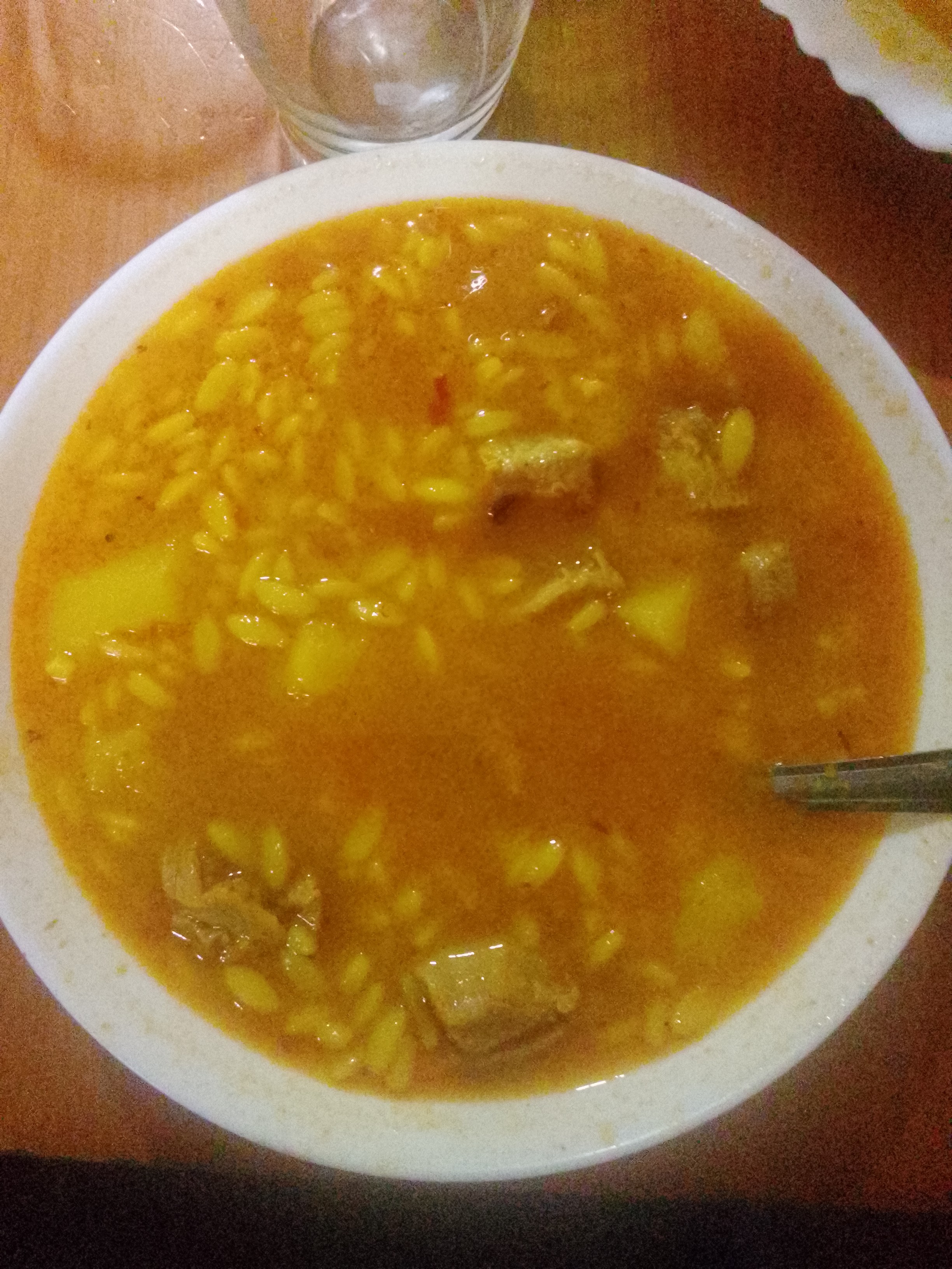 Sopa con pasta y carne