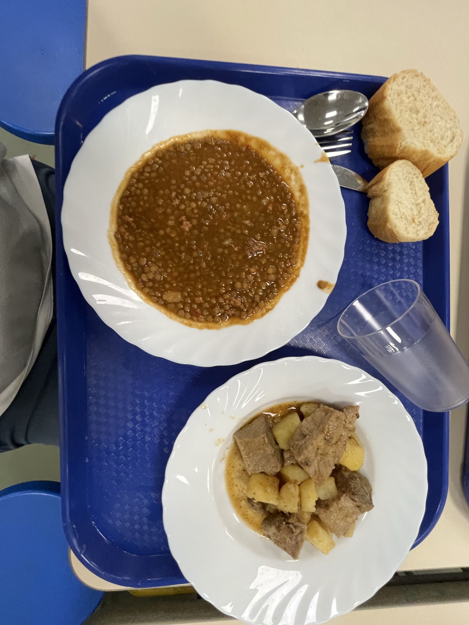 Lentejas y carne con patatas