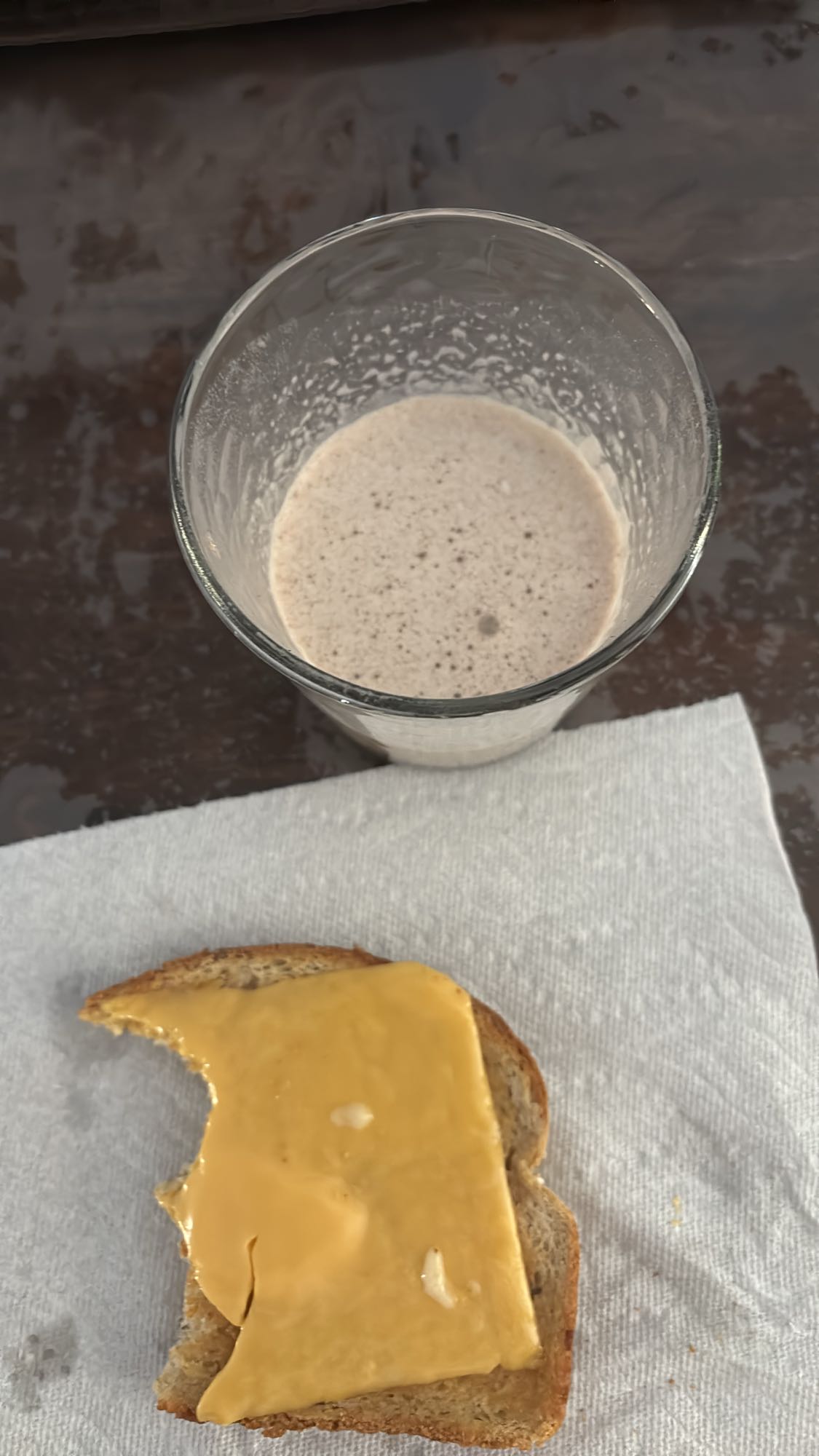 Tartine fromage et lait chocolaté