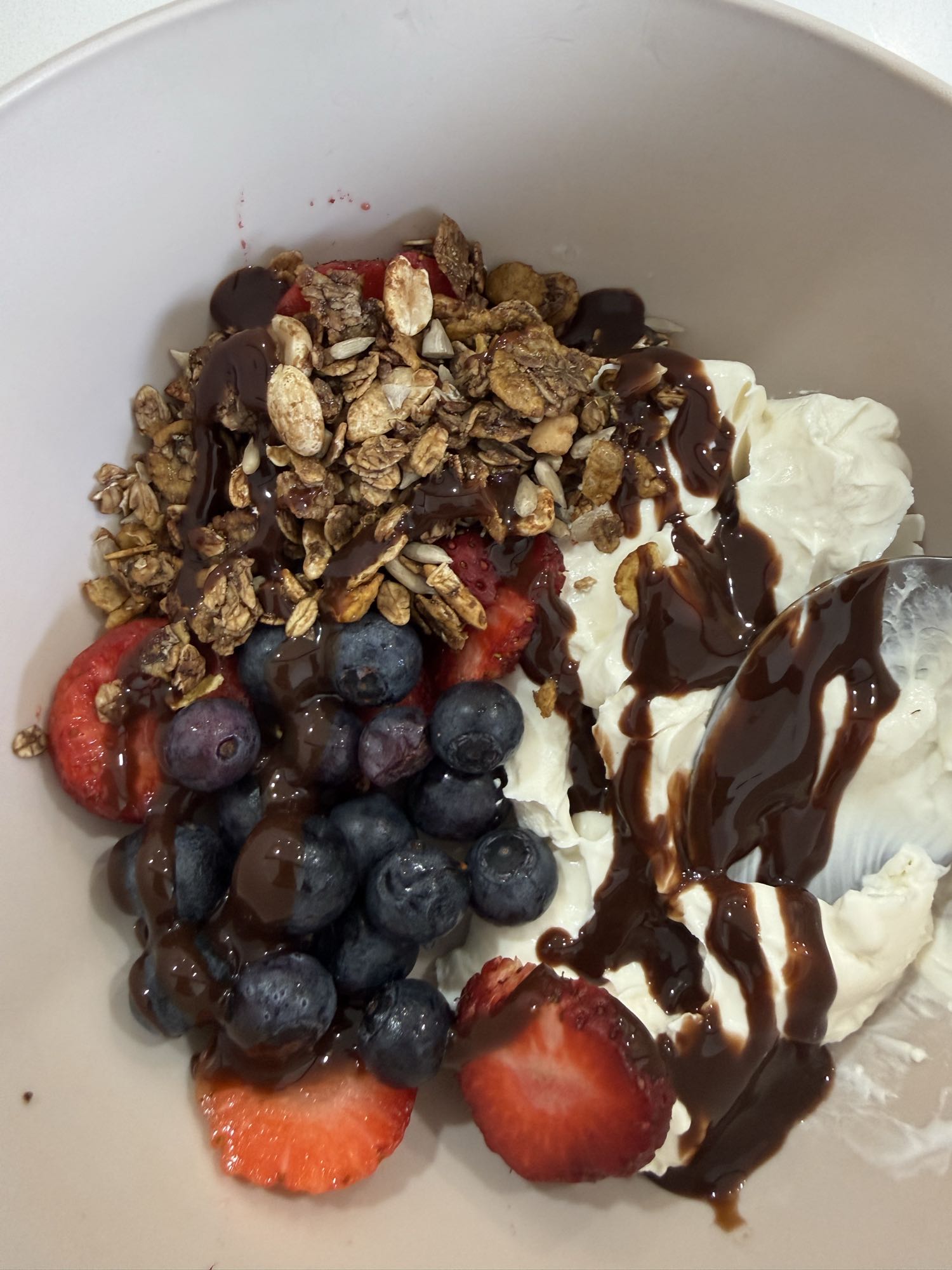 Yogur con frutas y granola