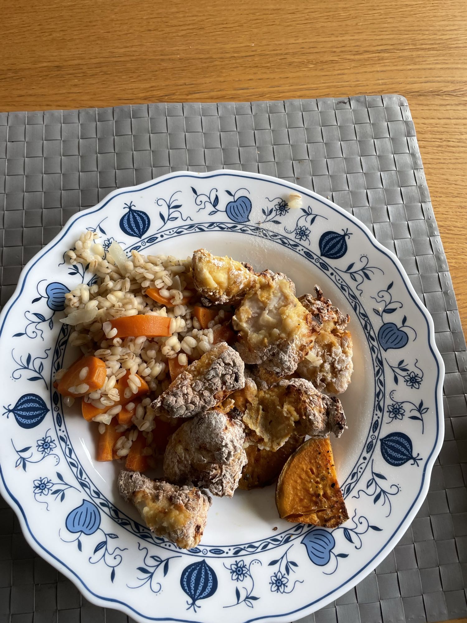 Kurczak domowy w panierce z kaszą i batatem