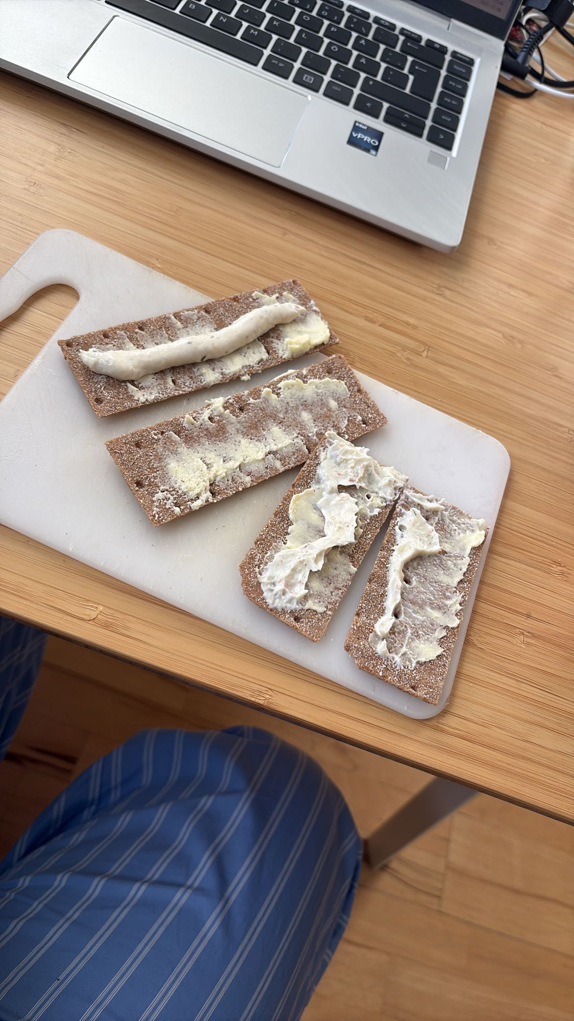 Knäckebröd med smör och mjukost