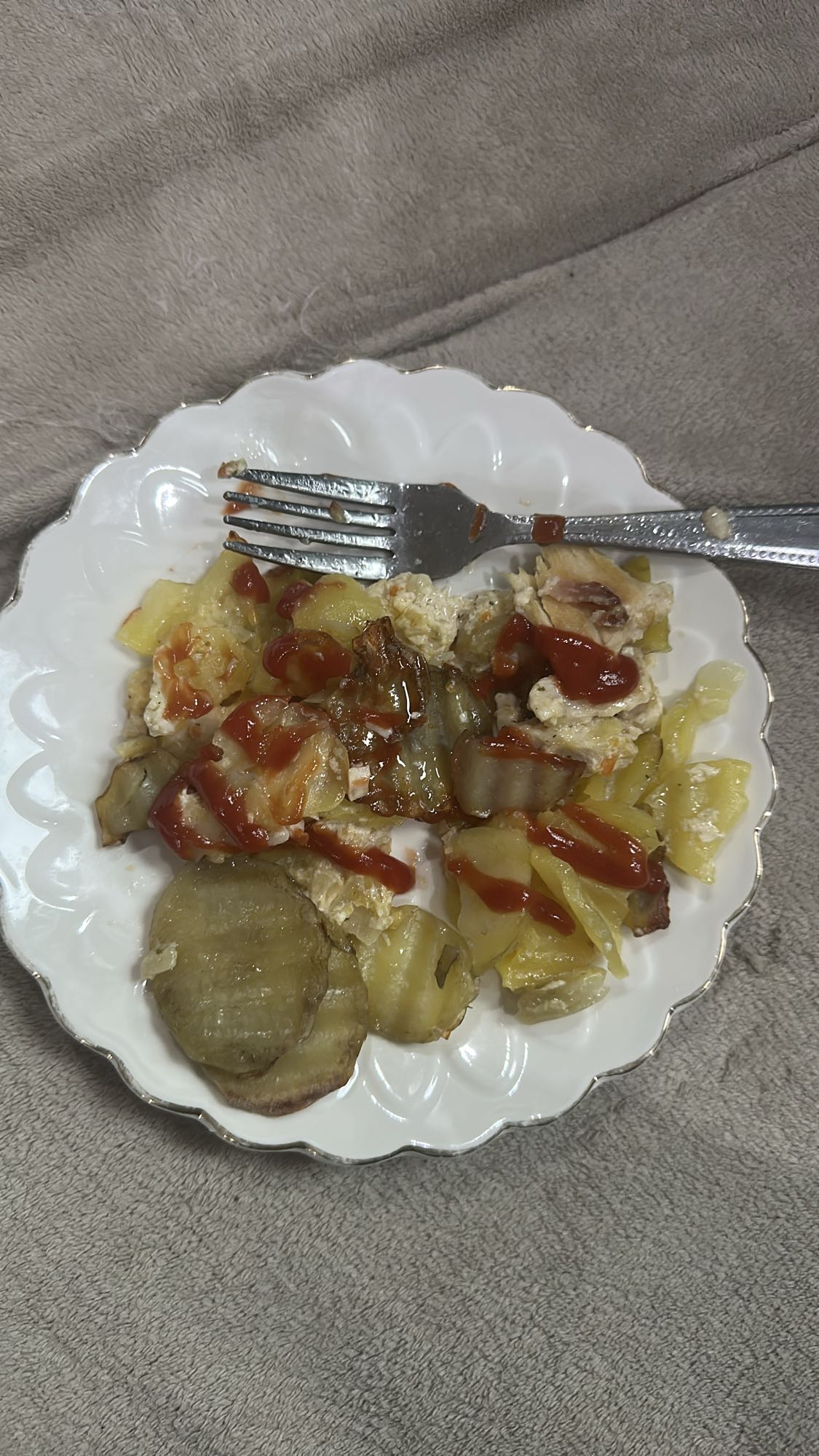 Ziemniaki z jajkiem i ketchupem