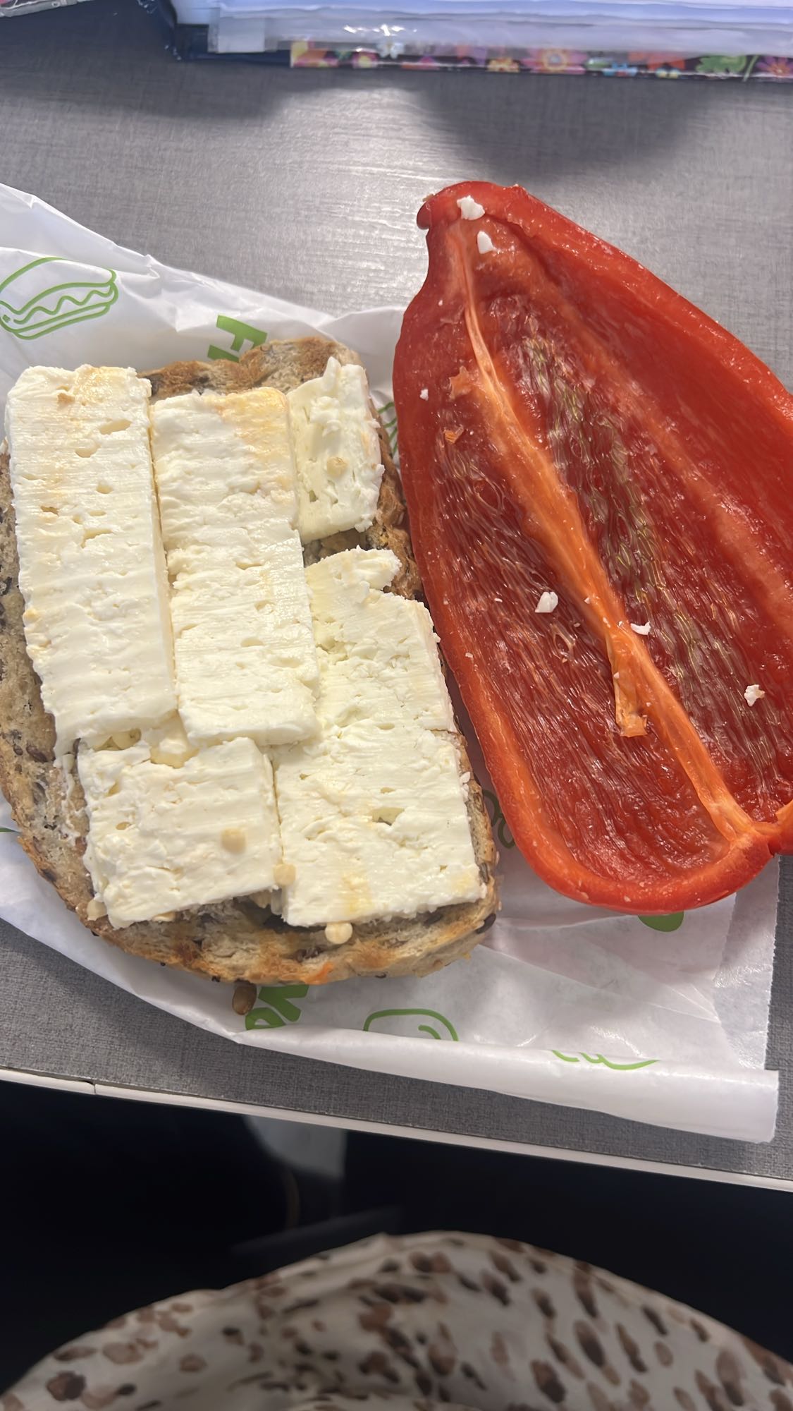 Sandviș cu brânză și ardei