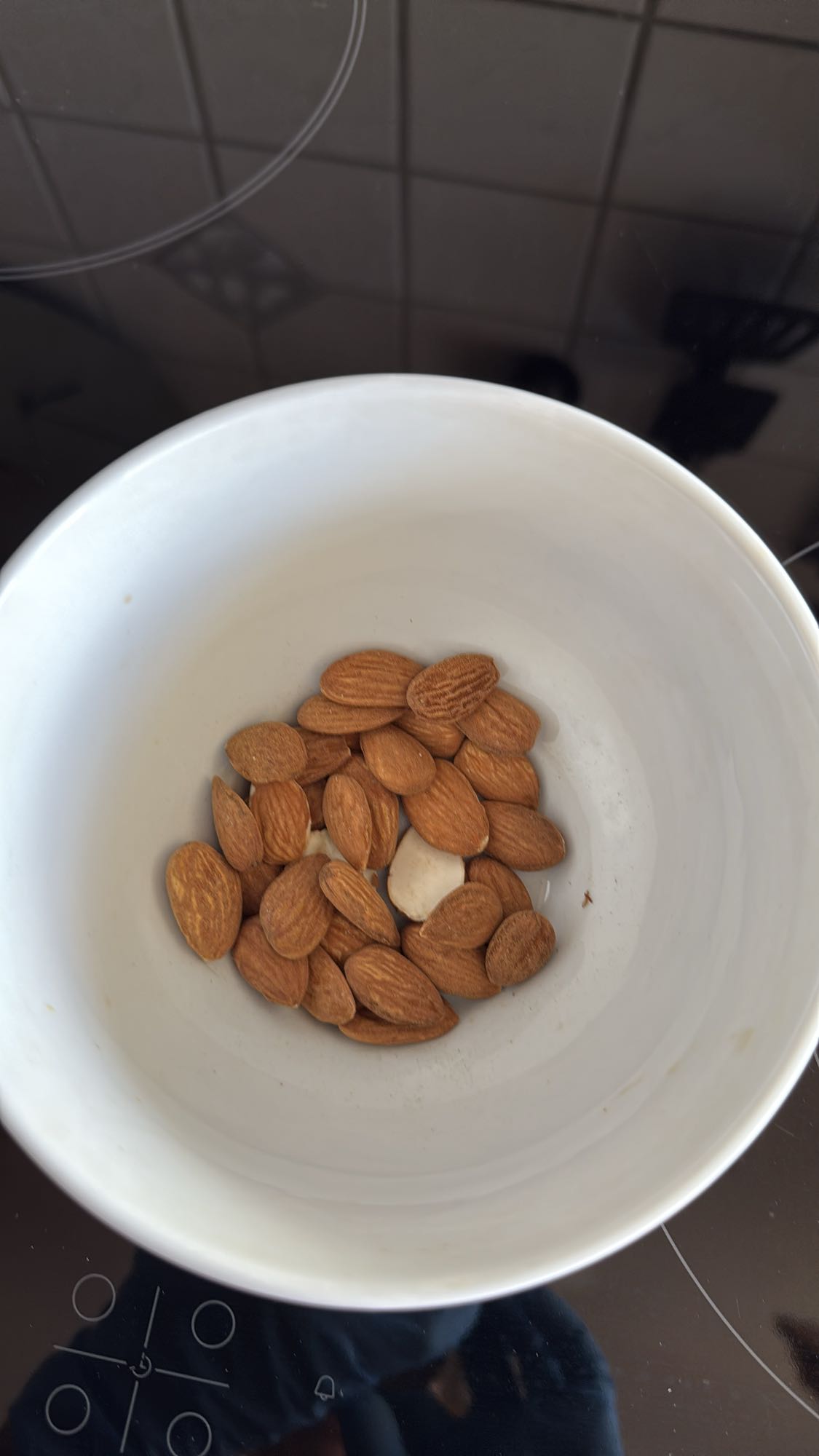 Migdale crude în bol