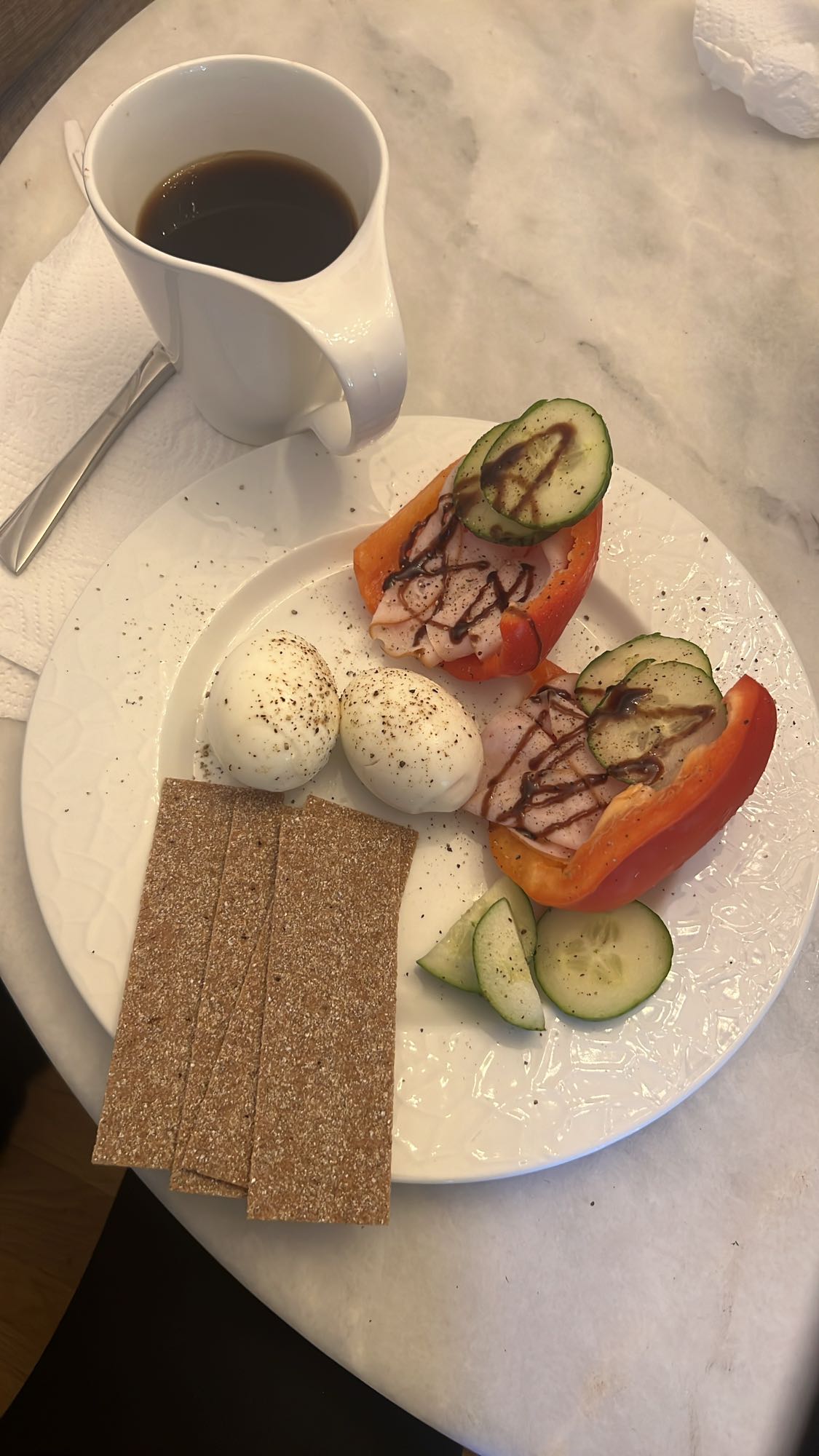 Frukost med ägg och paprika