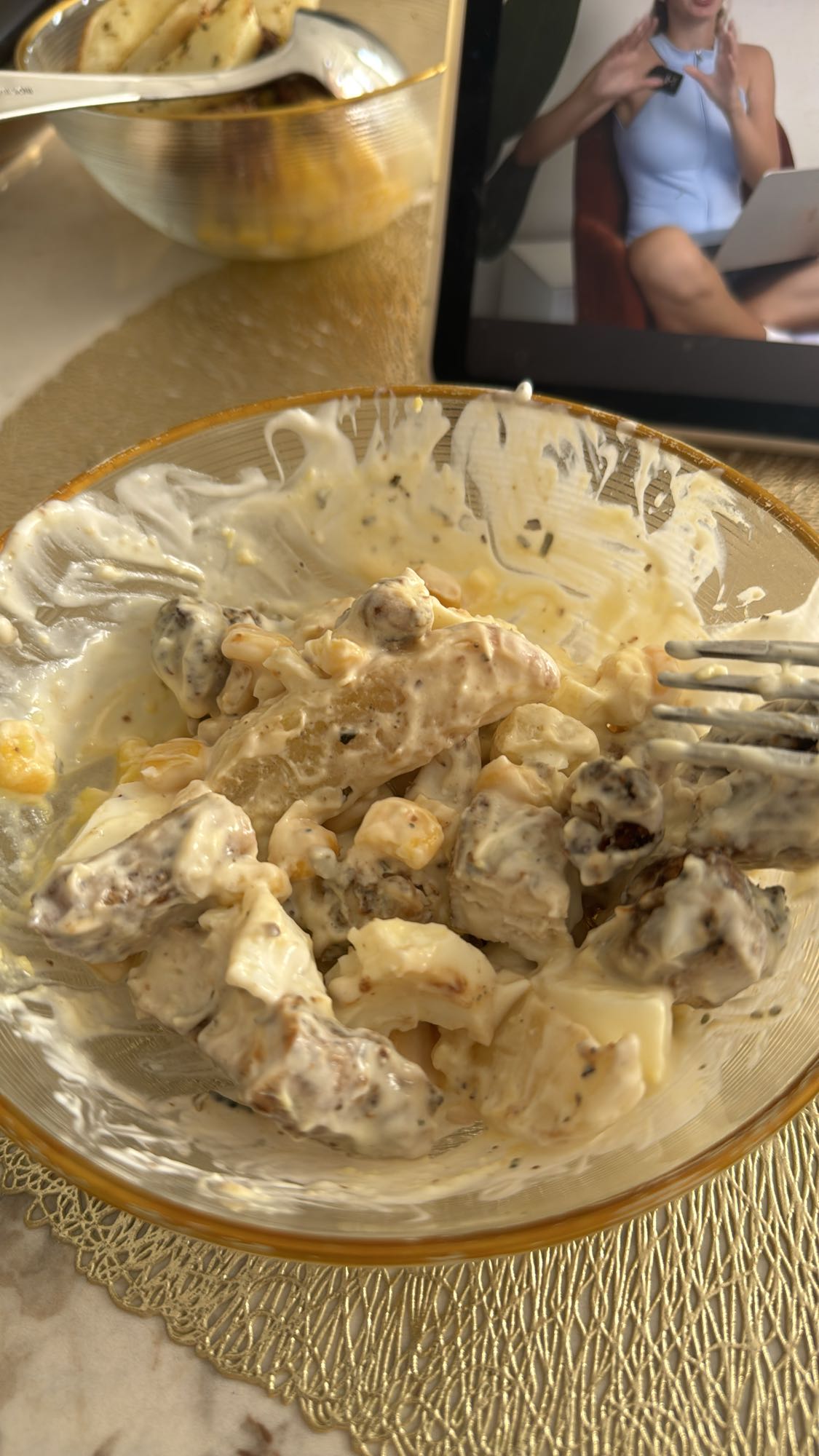 картофель с курицей, яйцом и йогуртом