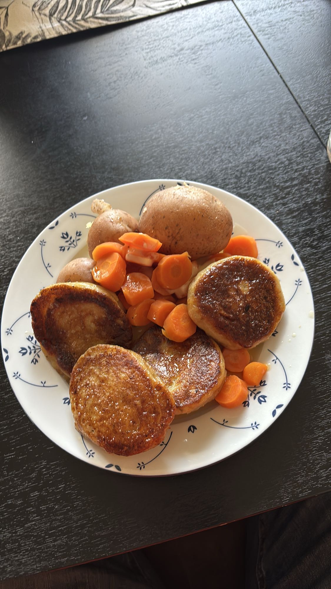 Hjemmelagede fiskekaker gulrot og potet