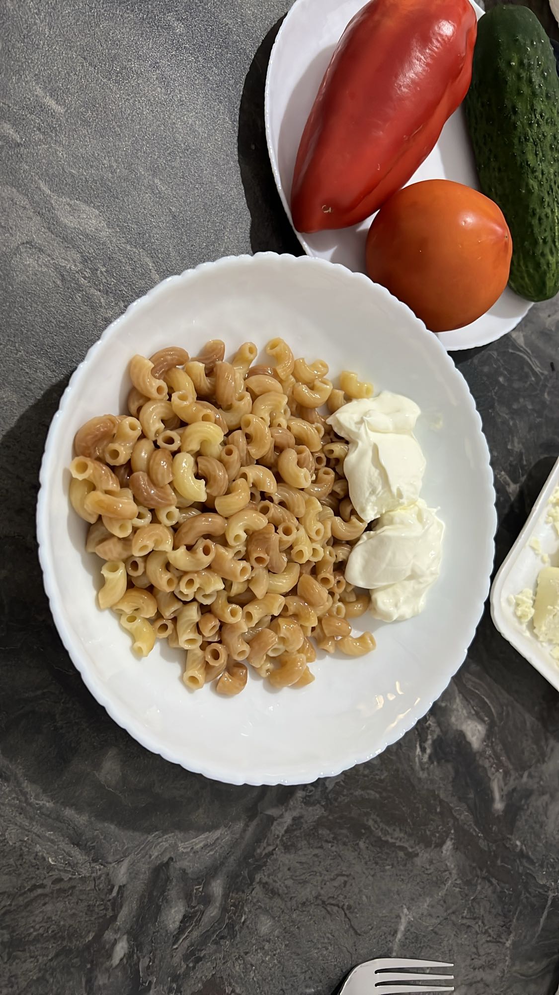 մակարոն սմետանայով և բանջարեղեն