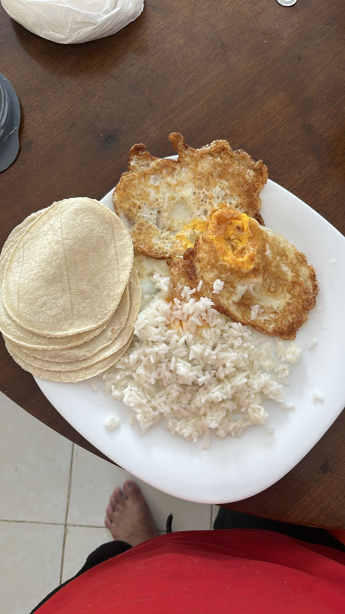 Huevos con arroz y tortillas