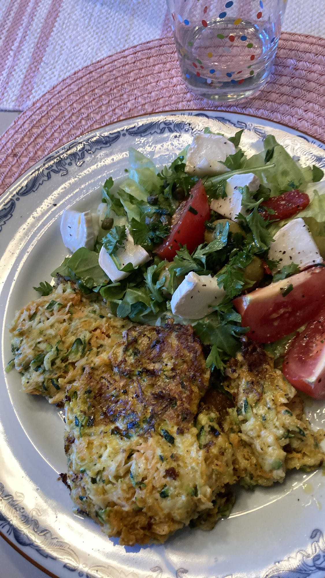 Zucchiniplättar med sallad