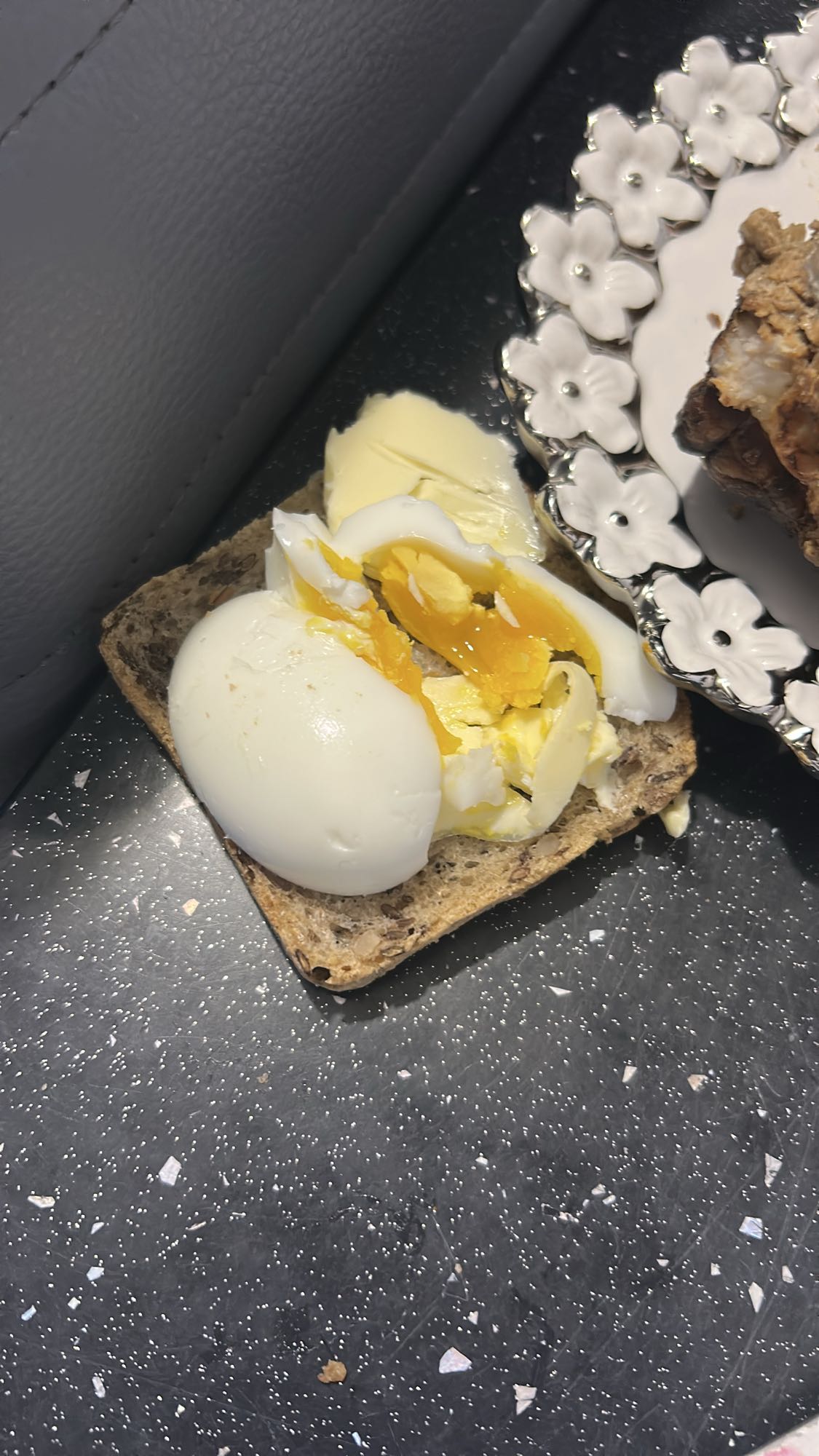 Jajko na chlebie z masłem