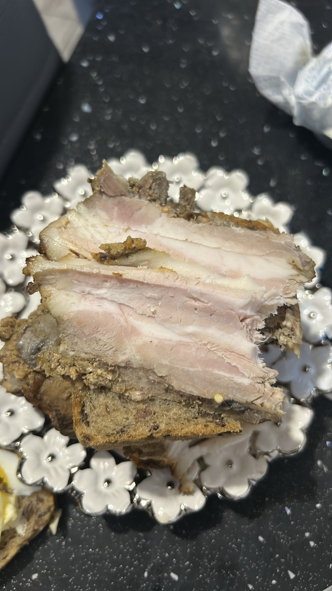 Chleb z pieczonym mięsem