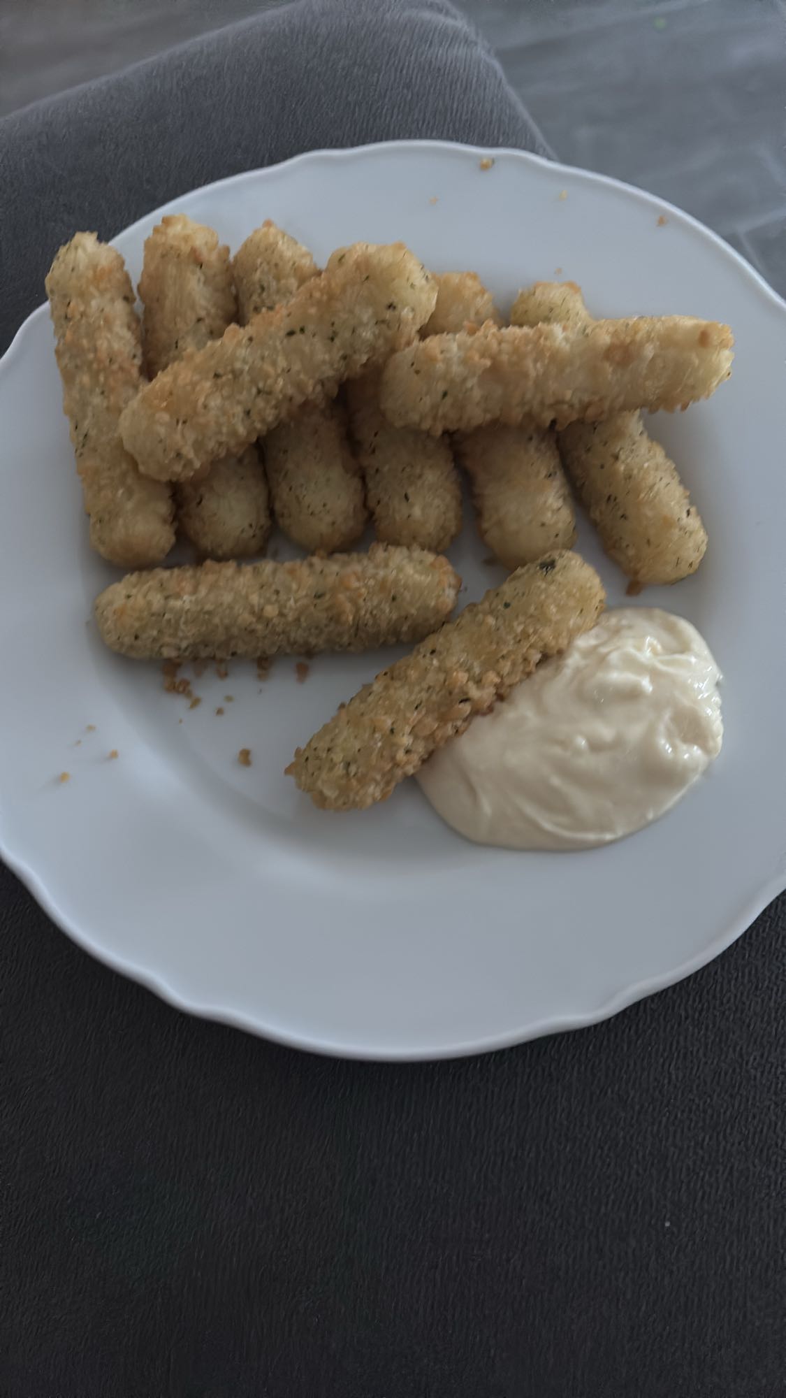 Mozzarella sticks met saus