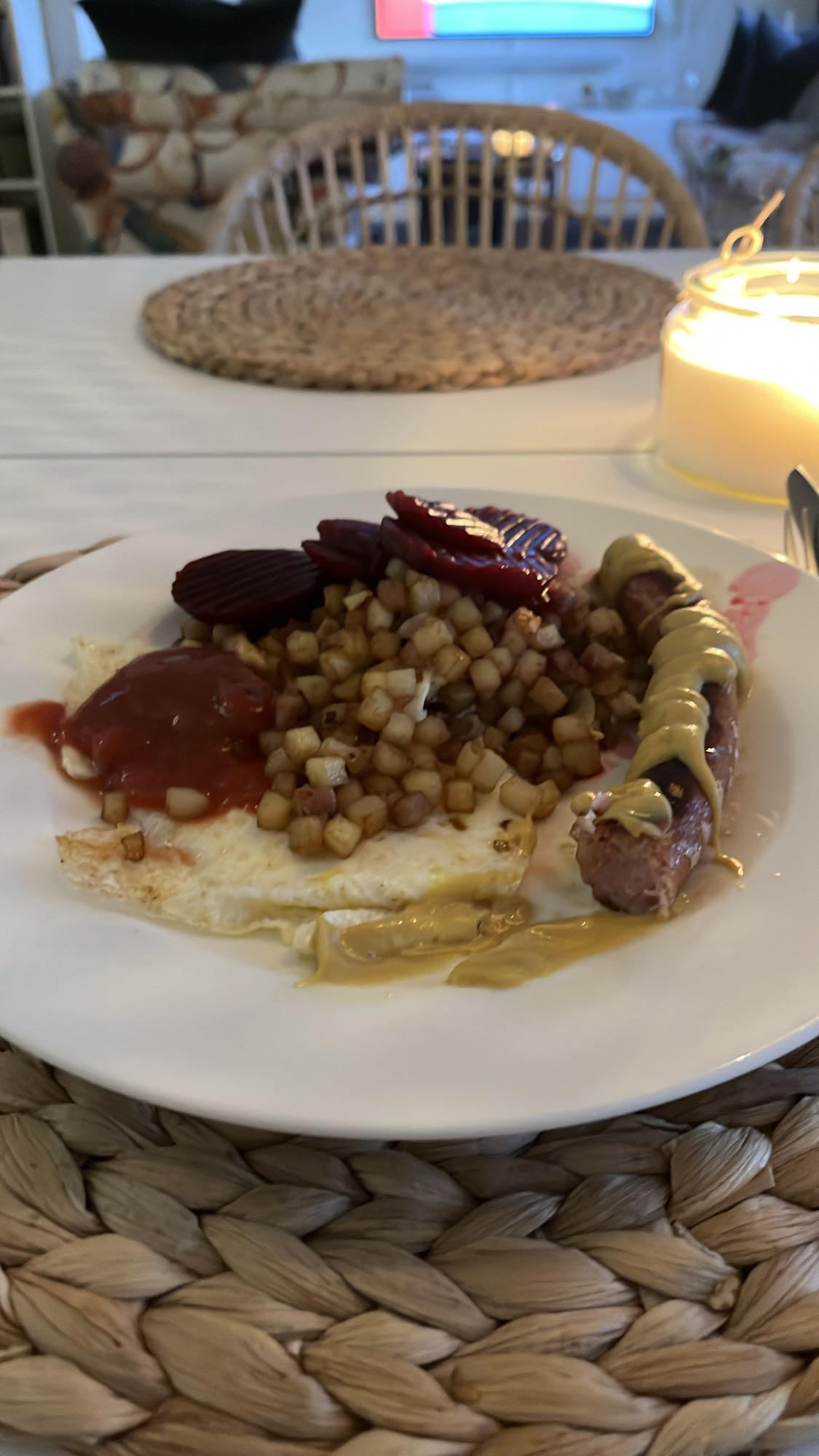 Korv med stekt ägg och rödbetor