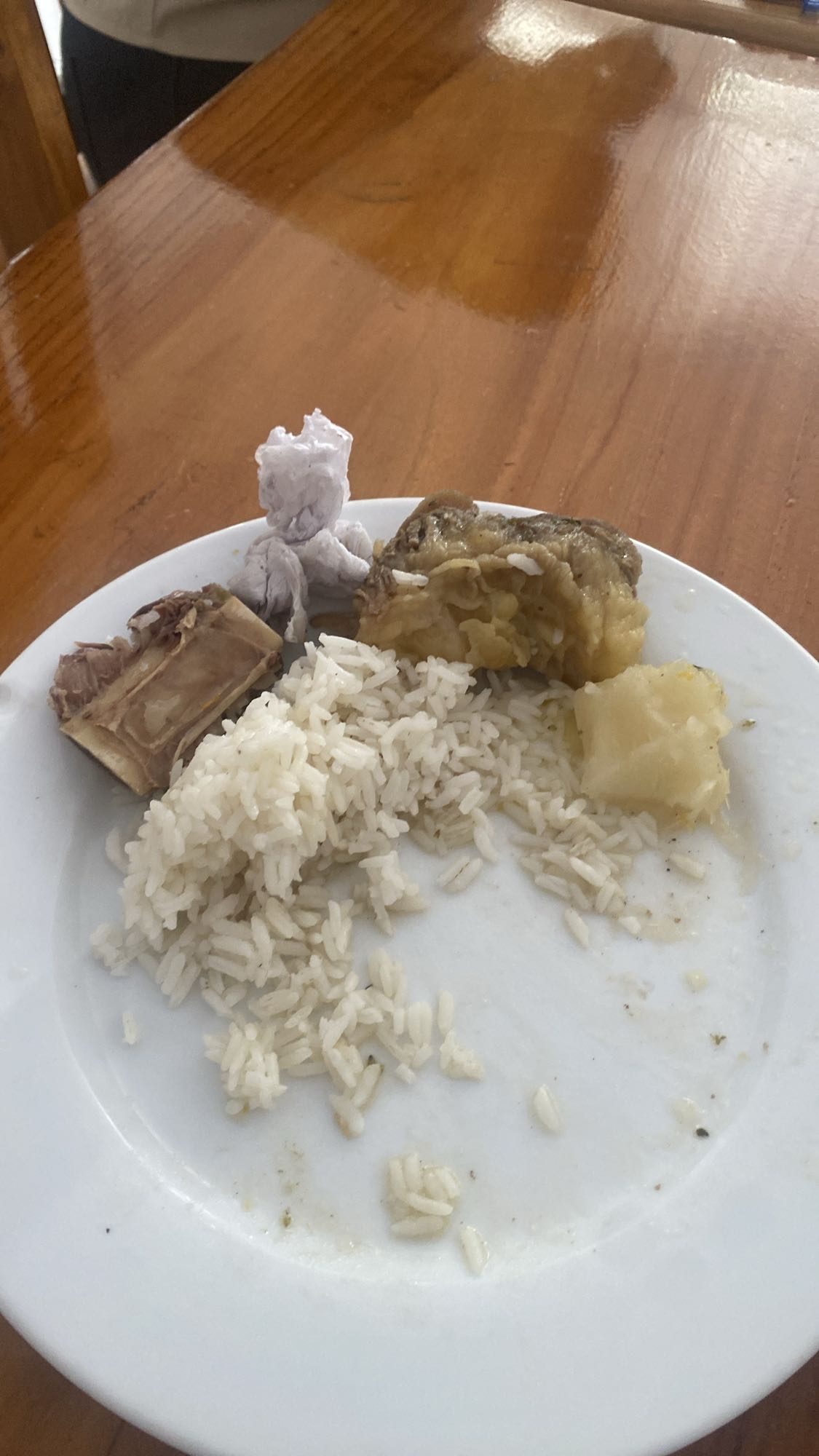 Arroz con carne y yuca