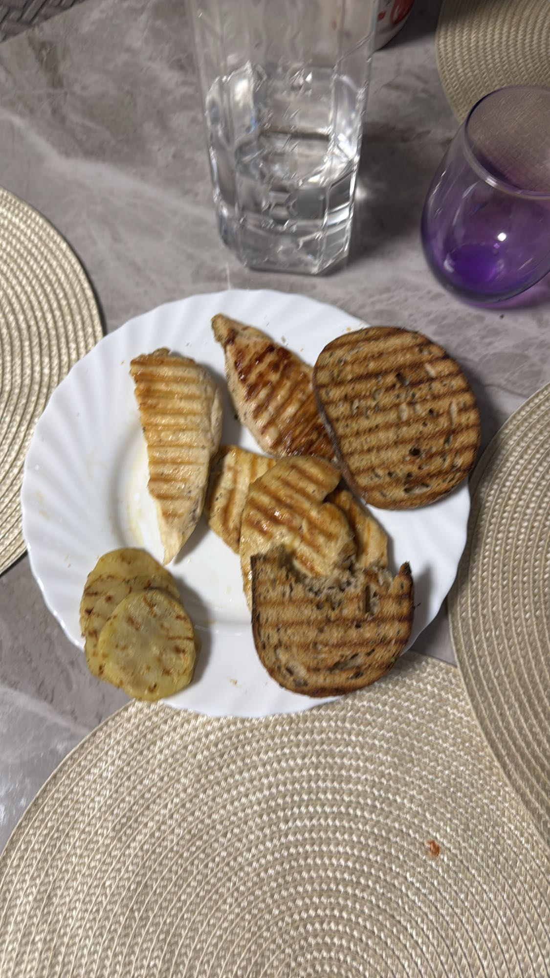 Piept de pui cu pâine și cartofi