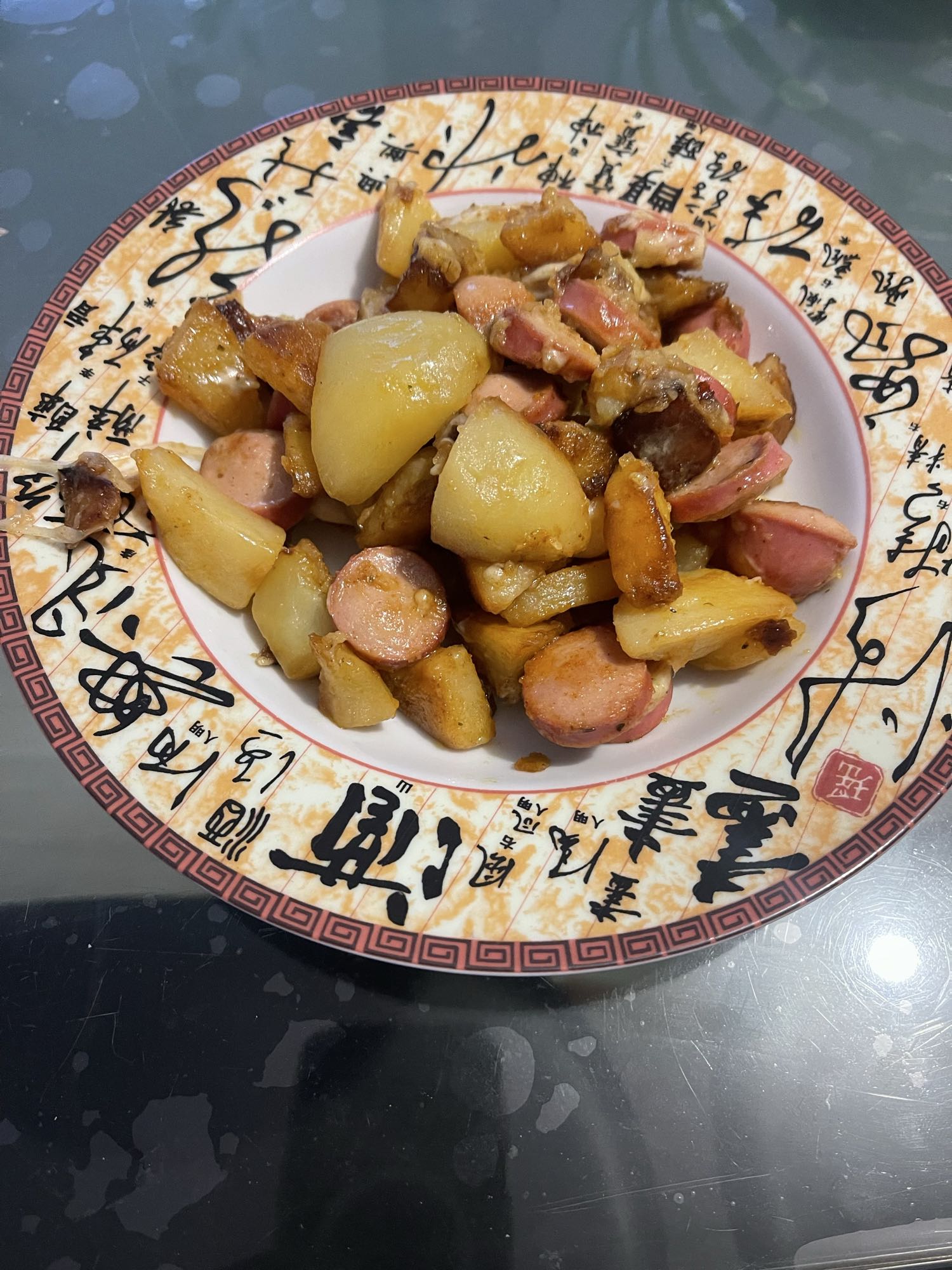 Pommes et saucisses sautées
