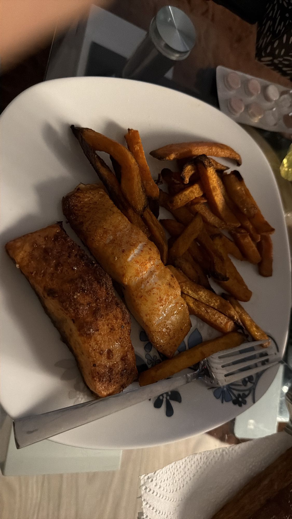 Łosoś z frytkami z batatów