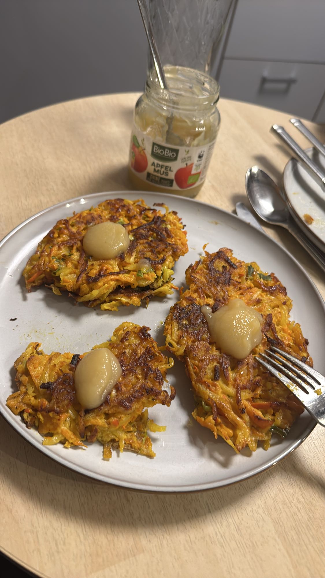 Kartoffelpuffer mit Apfelmus