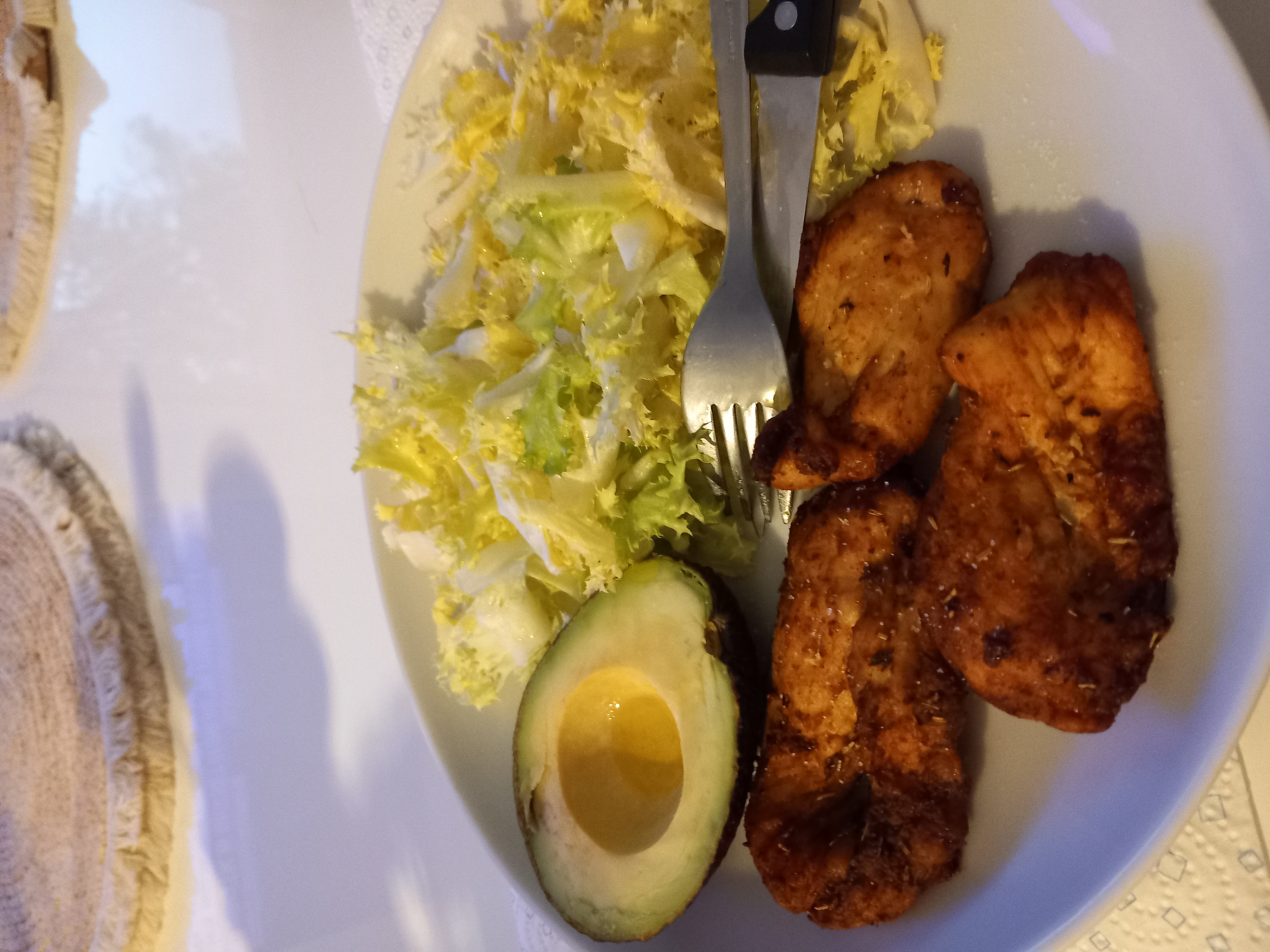 Poulet avocat salade