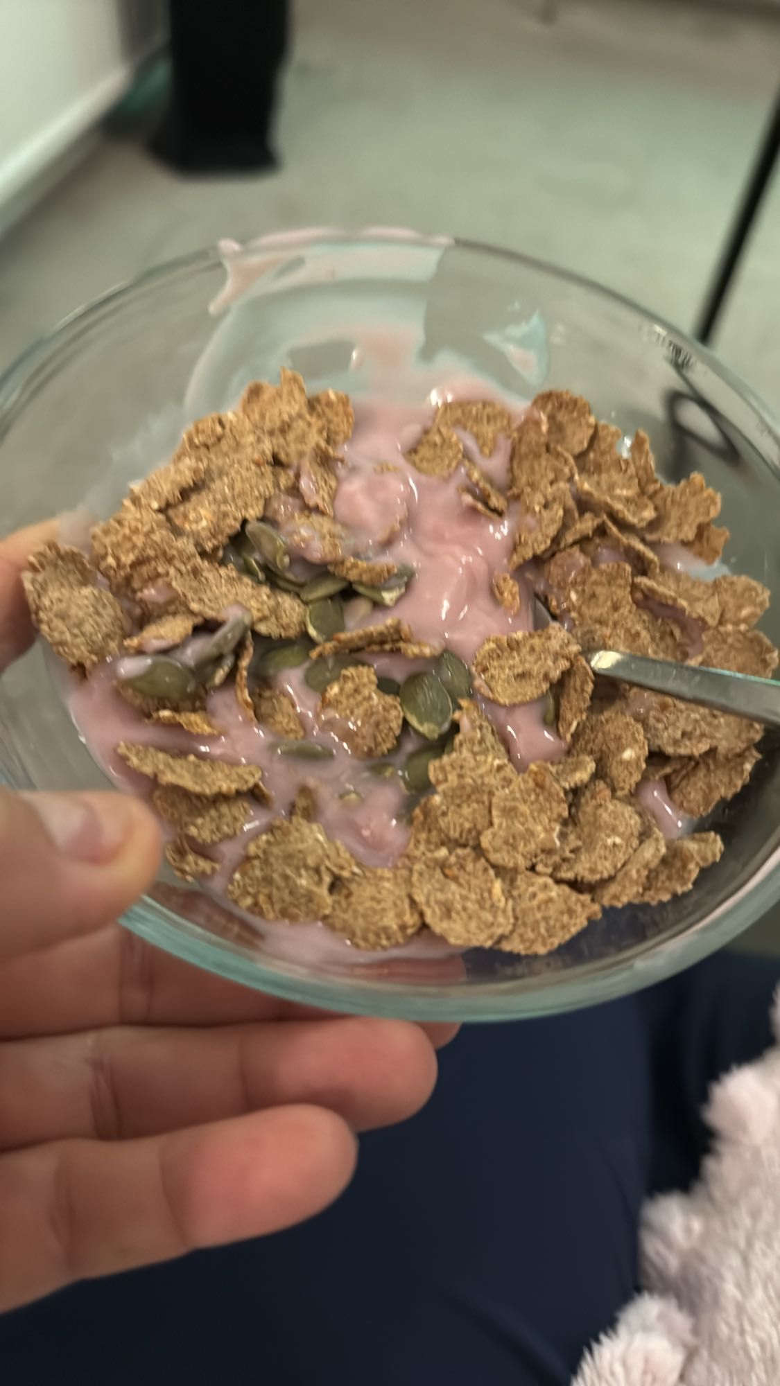 Yoghurt med flingor och frön