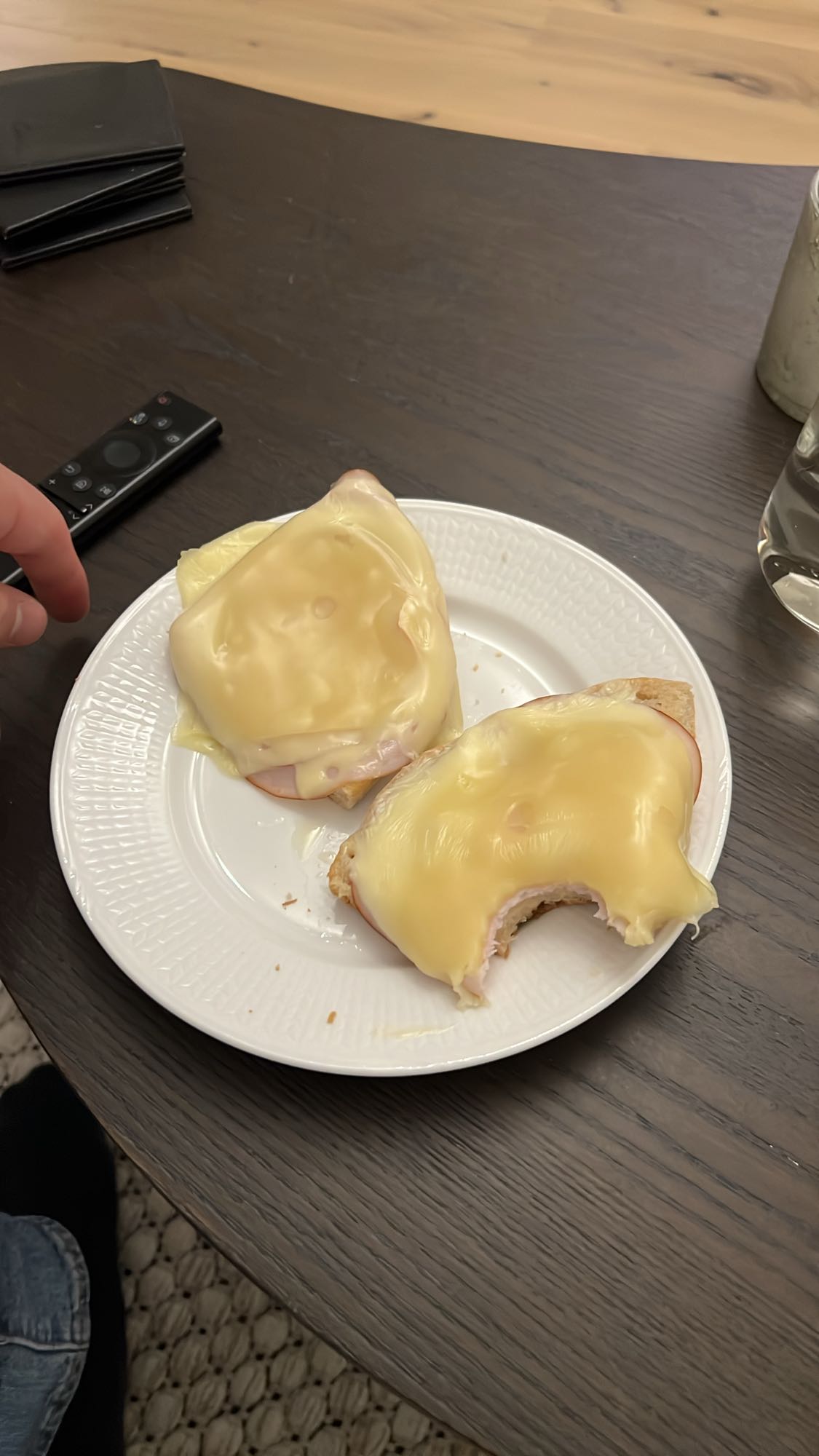 Varma mackor med ost & skinka