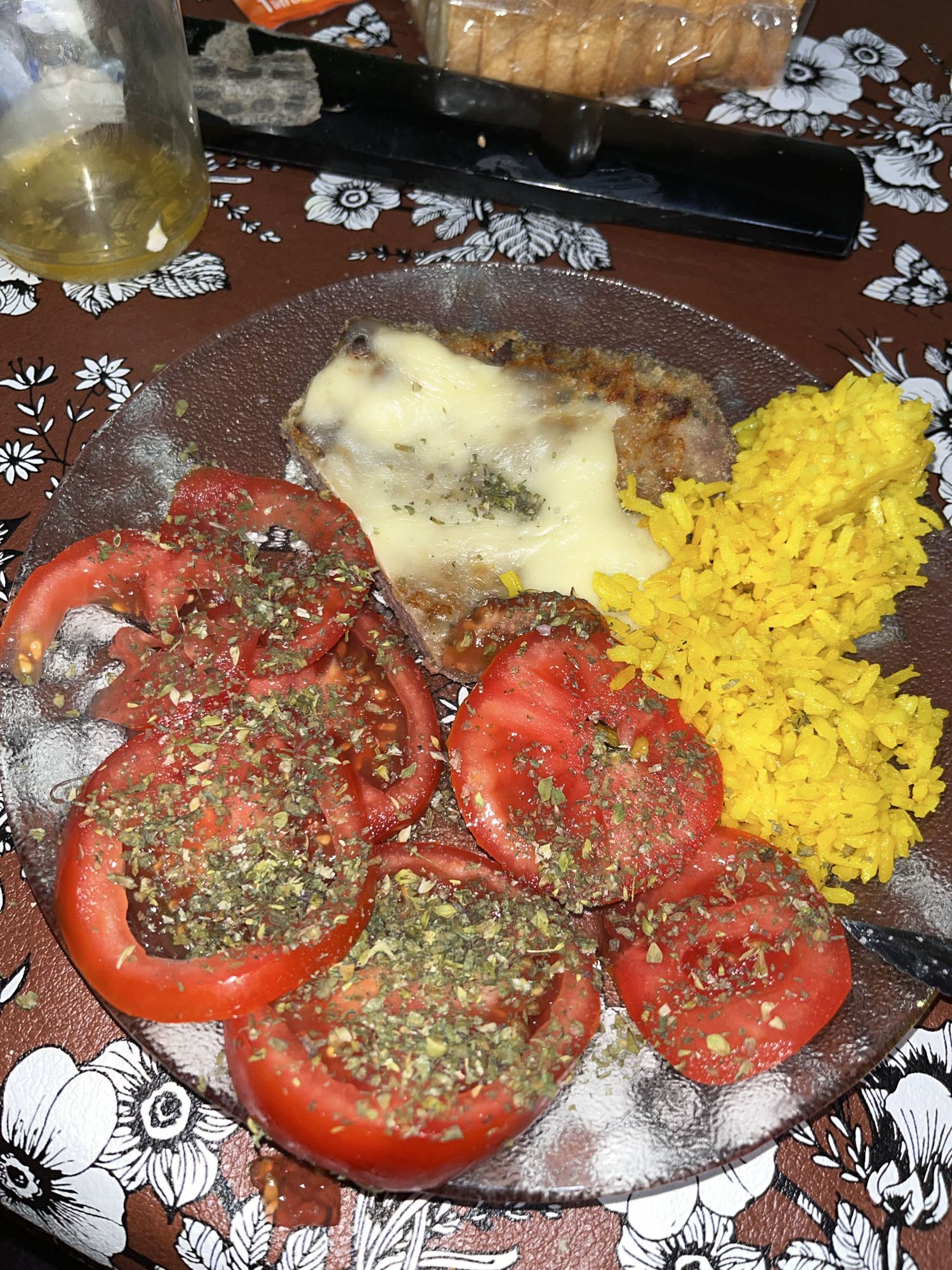 Milanesa con arroz y tomate